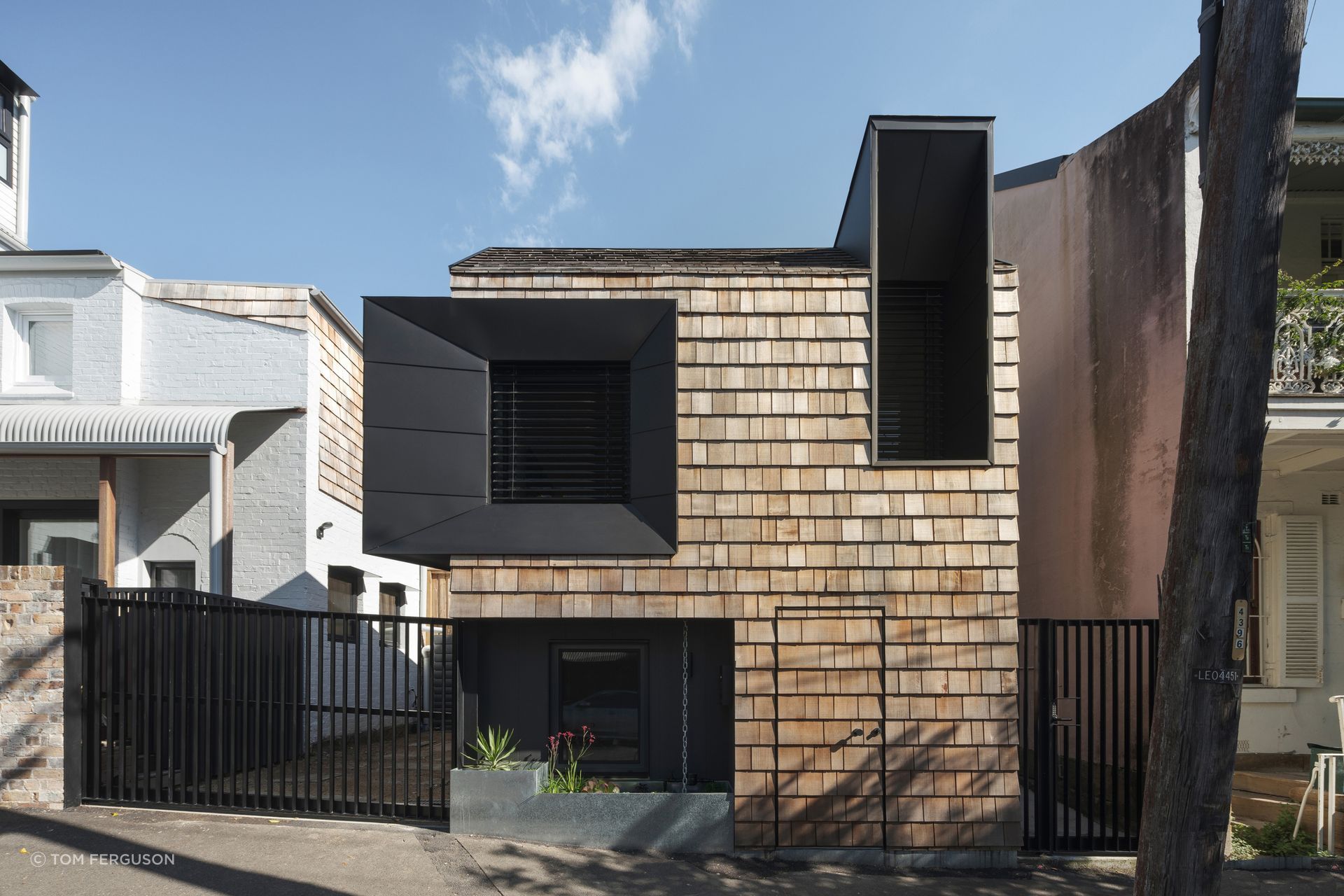 Pocket Passiv by Anderson Architecture is a small infill residential studio occupying the ‘pocket-sized’ footprint of 27sqm.
