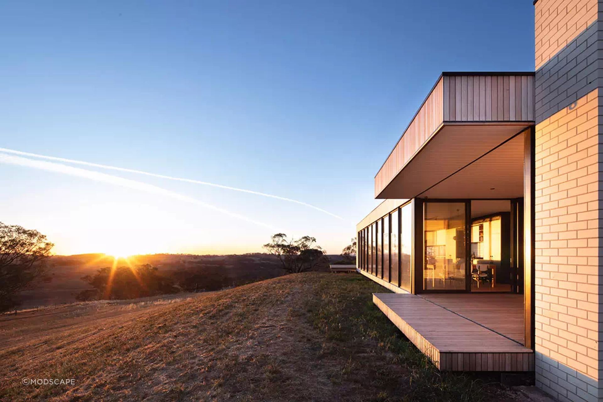 Kangaroobie New South Wales by Modscape sits upon a hill that gives views across the valley towards Mount Canobolas | Photography: John Madden