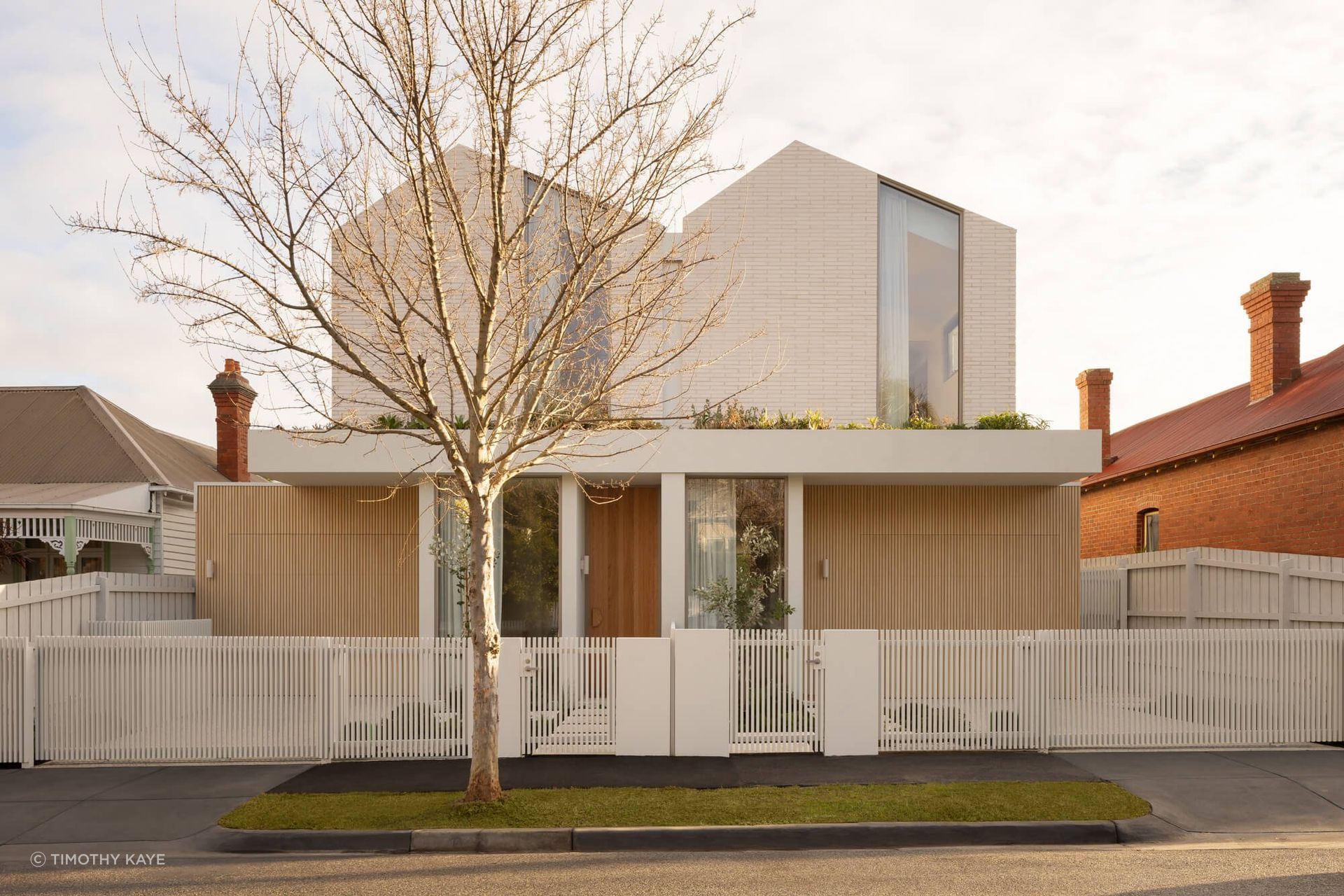 Presented with a rundown 1970s brown brick property, the Gordon Avenue site offered SKETCH Design & Interiors the perfect opportunity to contribute to Elwood’s quiet residential streetscape.