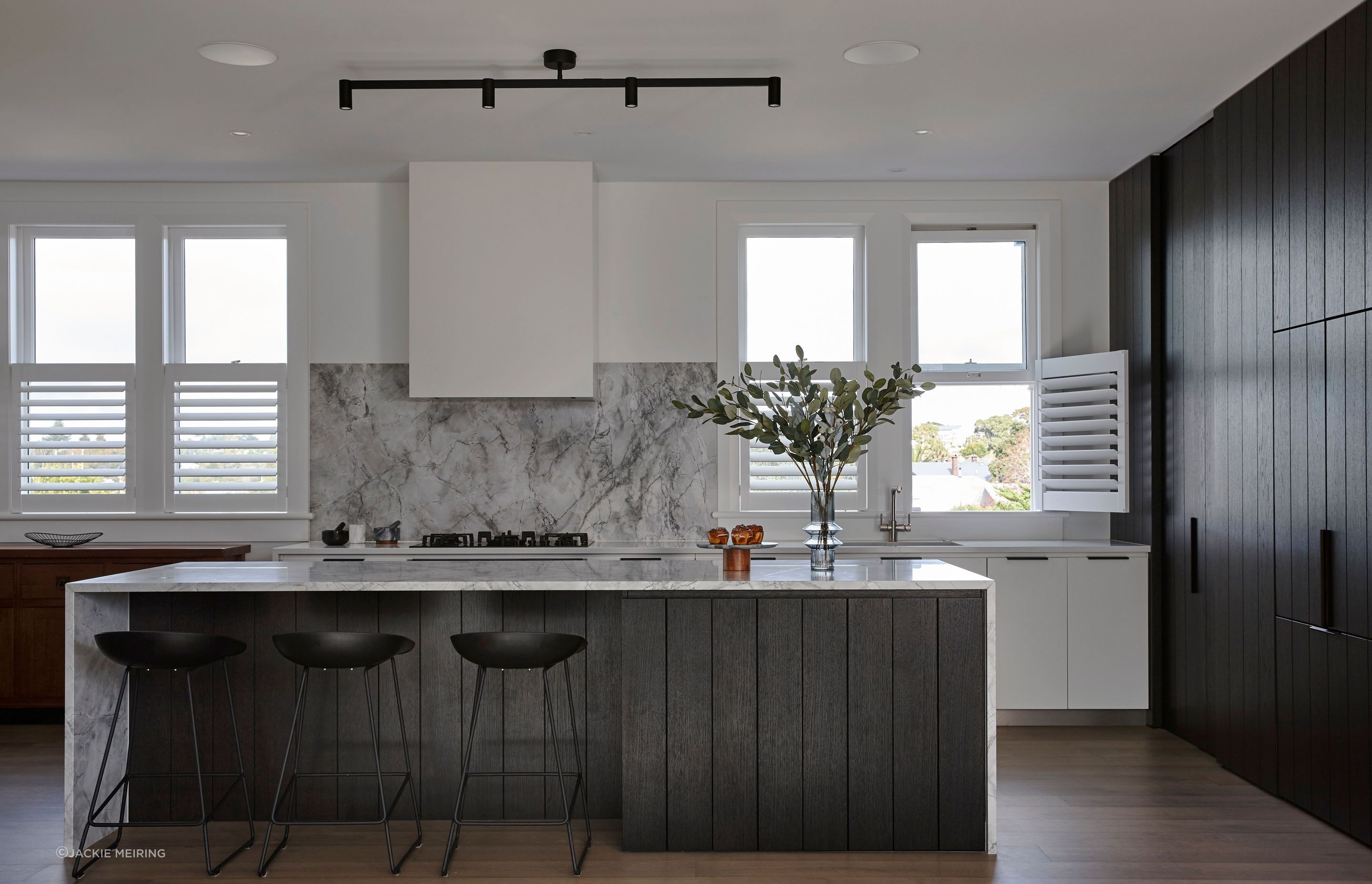 Internally, the Northcote Point bungalow is finished in a palette of natural stone, black steel detailing, bright white walls with rich stone and timber flooring to add warmth.