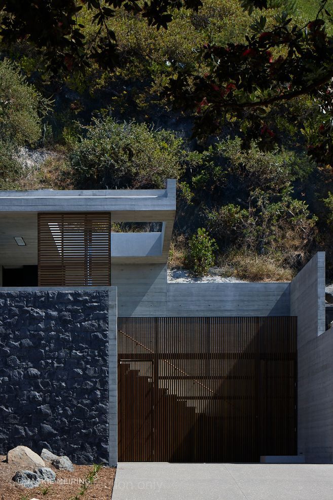 Sited between a public beachfront edge and an unstable cliff face, Onetangi Cliff House turns constraint into clarity, balancing outlook, privacy and resilience through a refined architectural response. Architecture: Herbst Architects