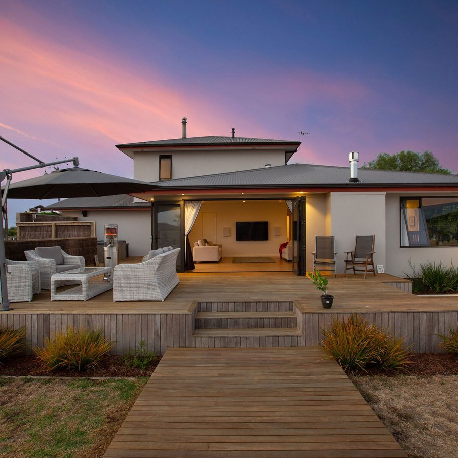 Comparing architects and builders: Navigating their roles and when you’ll need them