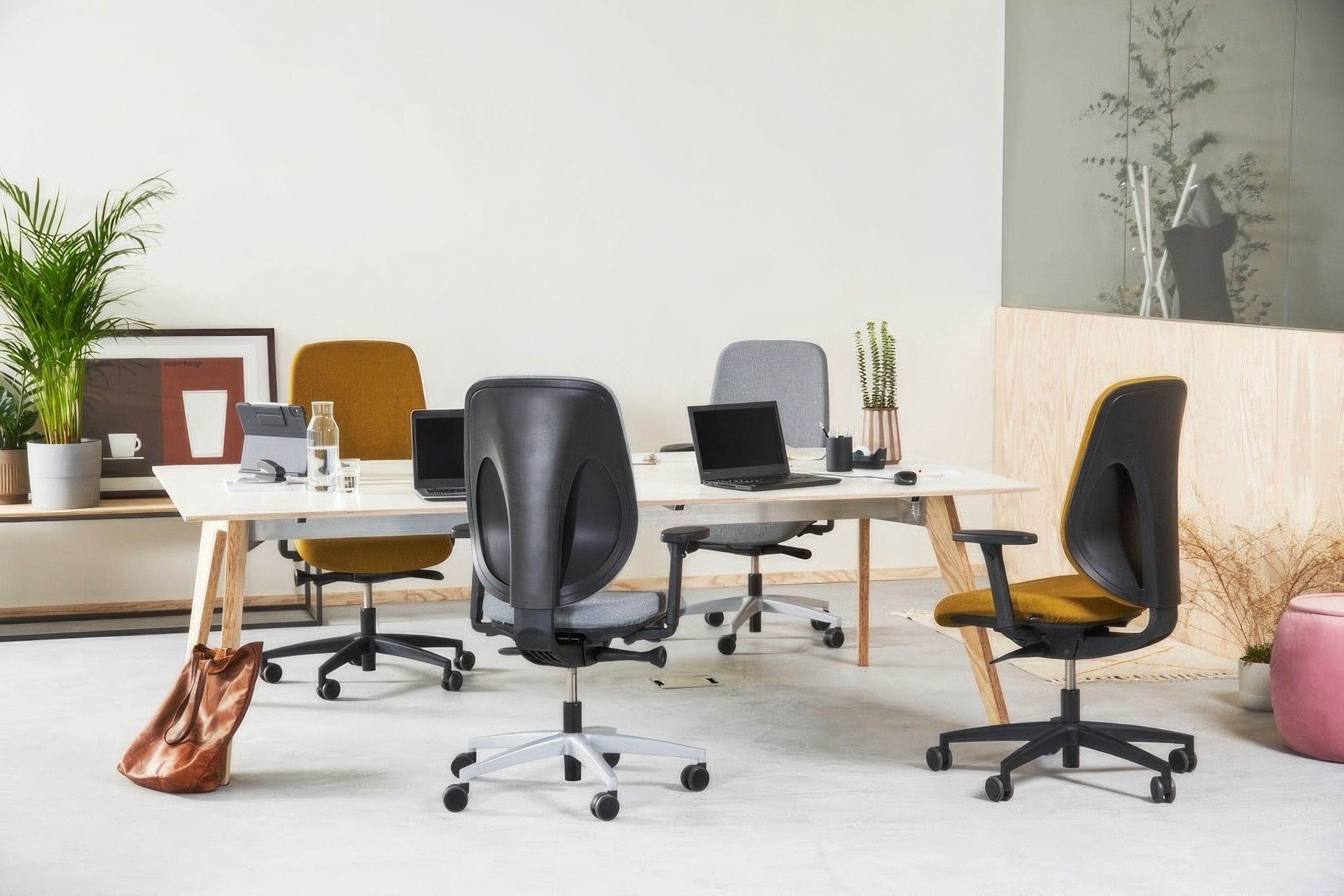 Giroflex chairs and Cradle 2 Cradle Certified, including a circular design philosophy and buy-back schemes in several nations. Featured chairs: giroflex 353