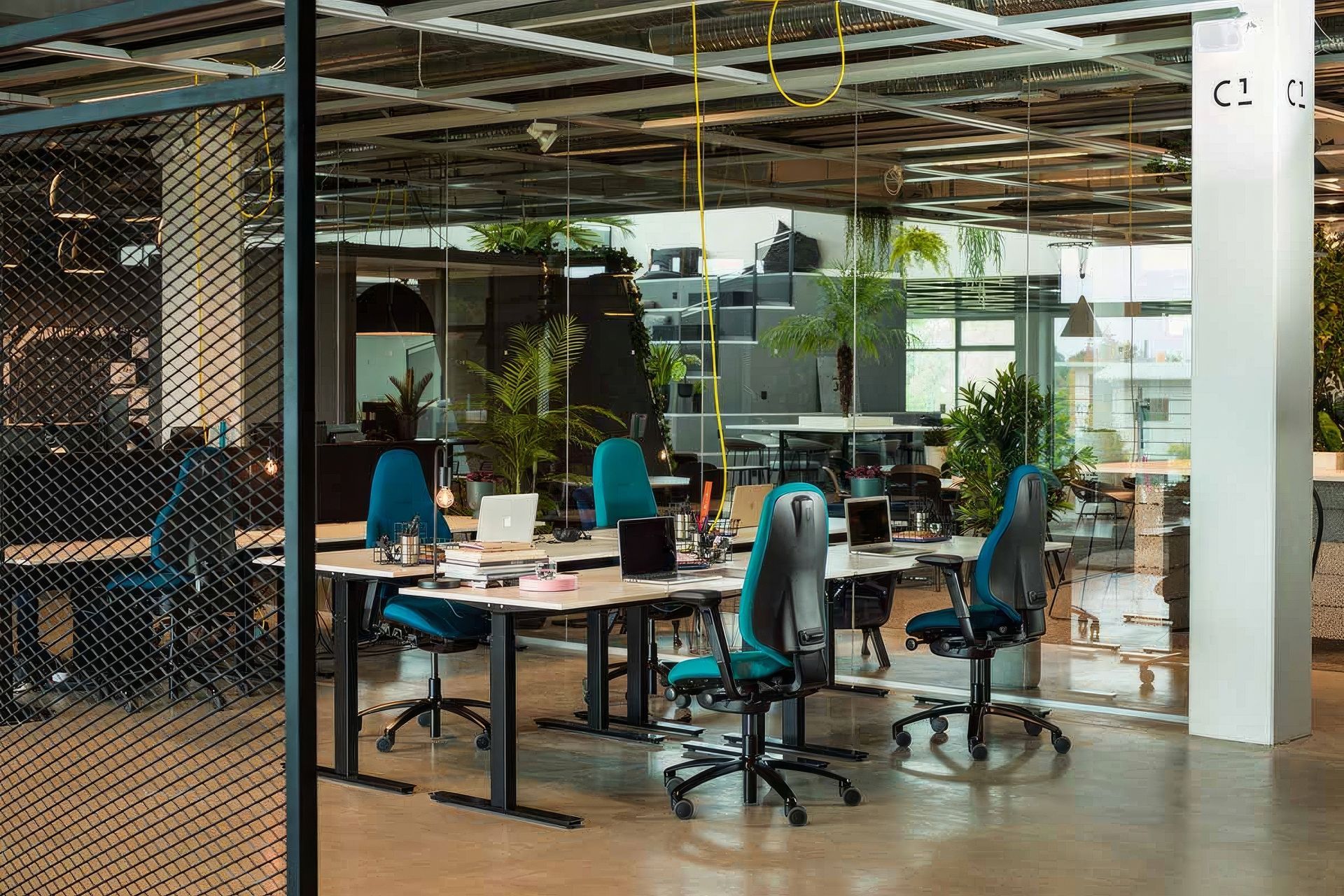 The RH Mereo follows even your smallest movements to always keep you active and provide support. This in turn stimulates blood circulation and facilitates breathing. Our unique Tvedt cushion in the upper backrest provides a gentle push between shoulder blades, to help you sit straight and keep an open posture.