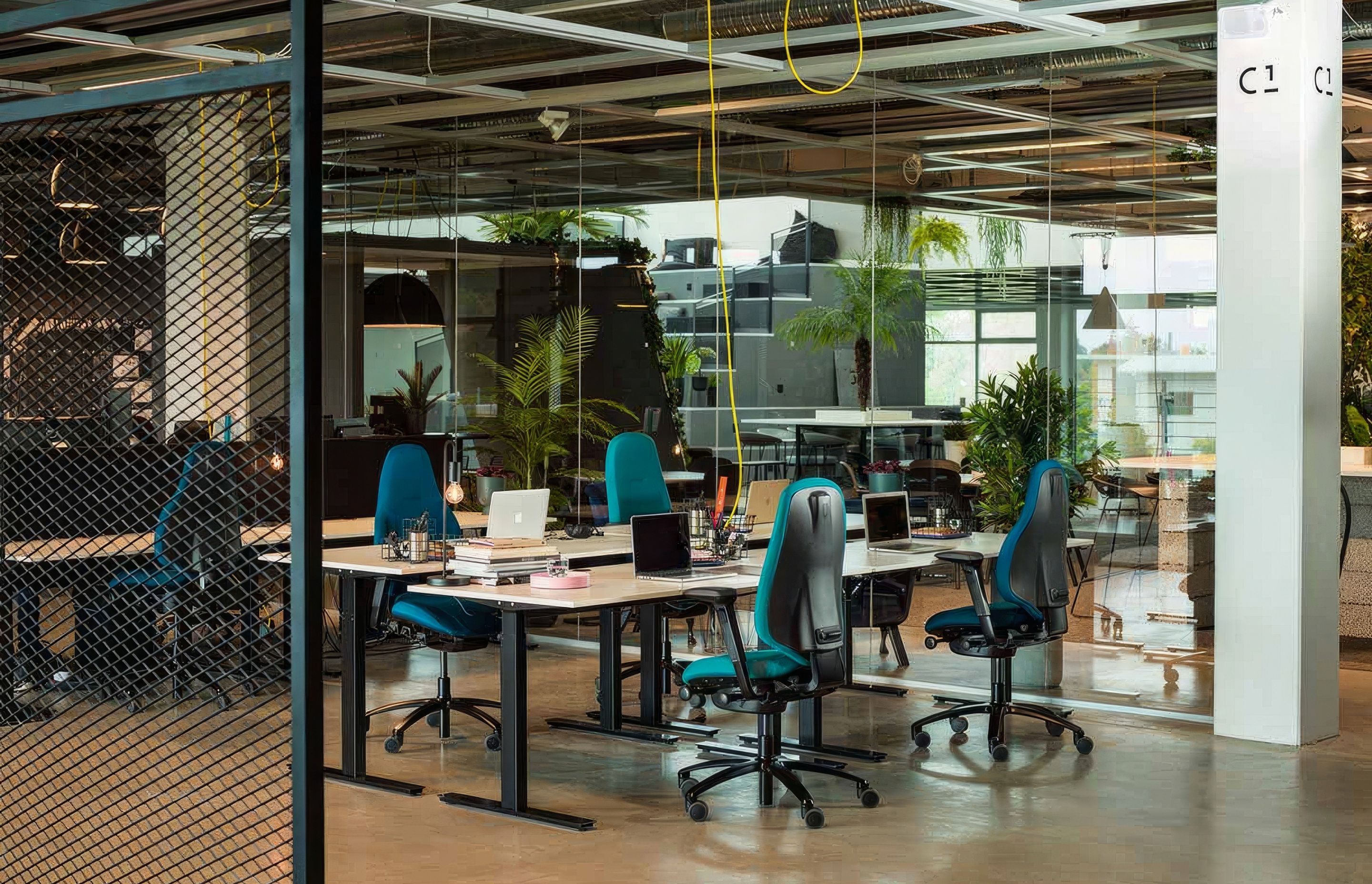The RH Mereo follows even your smallest movements to always keep you active and provide support. This in turn stimulates blood circulation and facilitates breathing. Our unique Tvedt cushion in the upper backrest provides a gentle push between shoulder blades, to help you sit straight and keep an open posture.