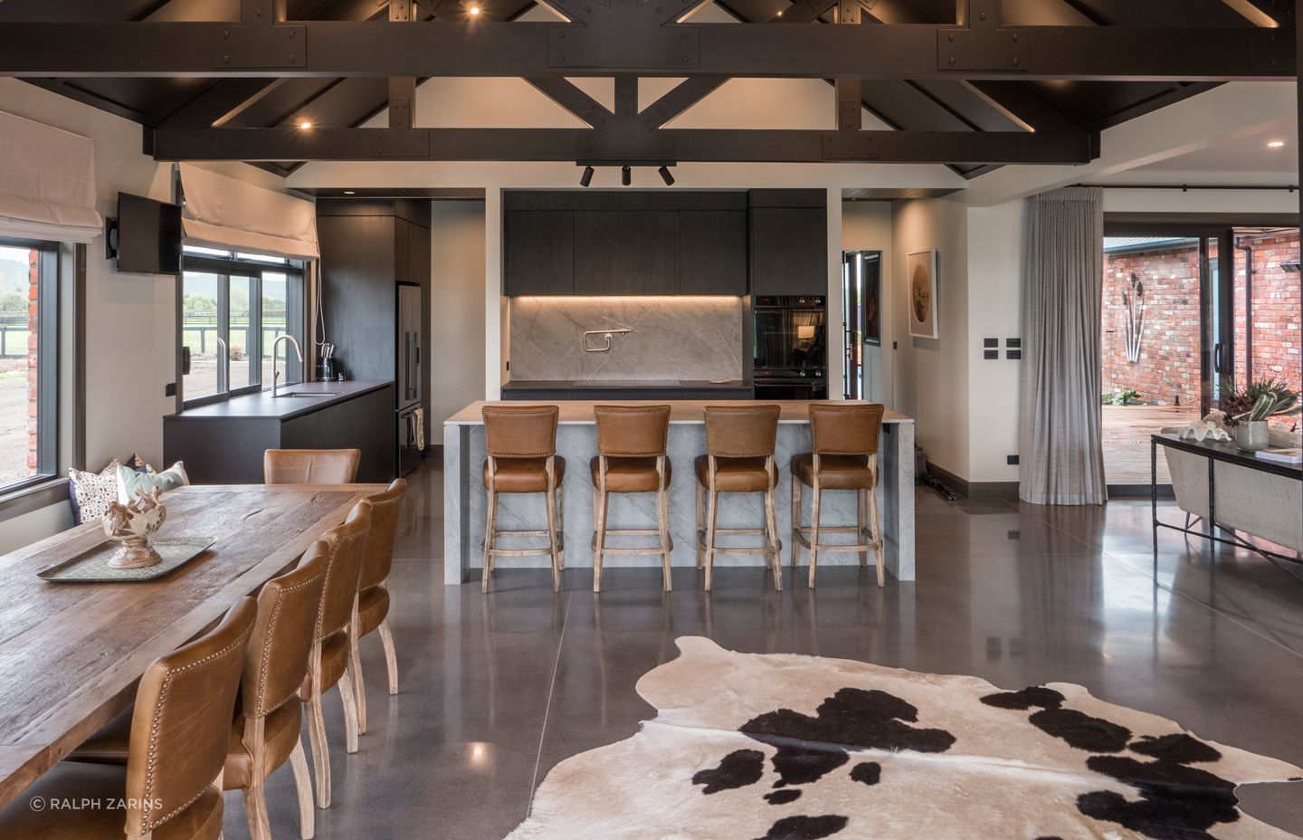 Natural products, such as exposed wood or concrete, are long-lasting and harmonise with the landscape, providing a timeless design that can evolve with the times.