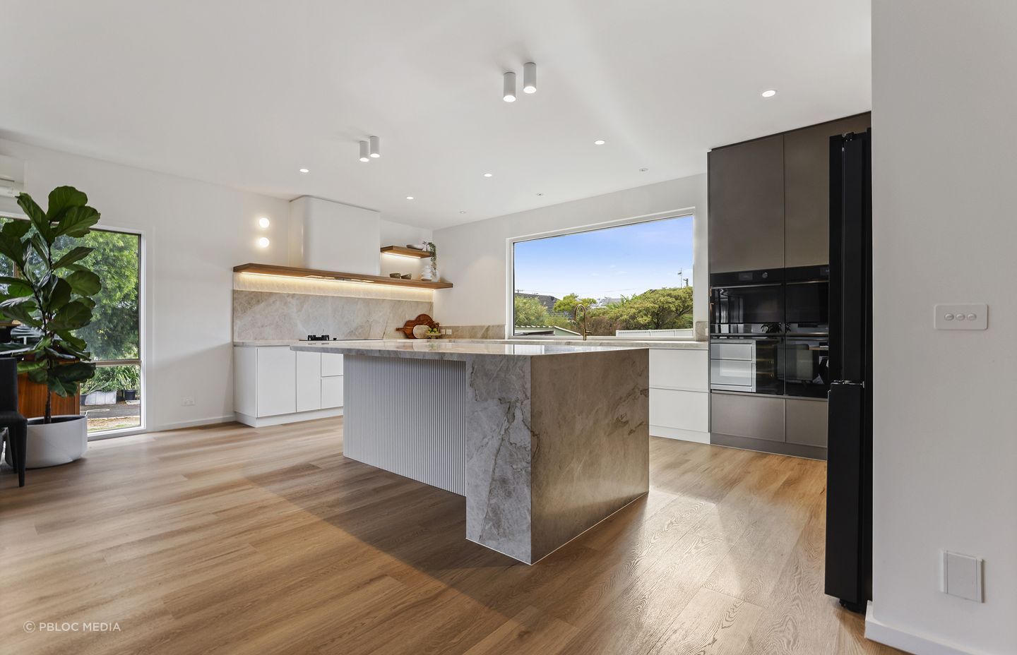 Project by Hallam Kitchens & Mitchwell Group featuring the Schweigen UM1170-9S Silent Undermount Rangehood. Photography by PBloc Media. Source publication: Kitchen & Bathrooms Magazine.