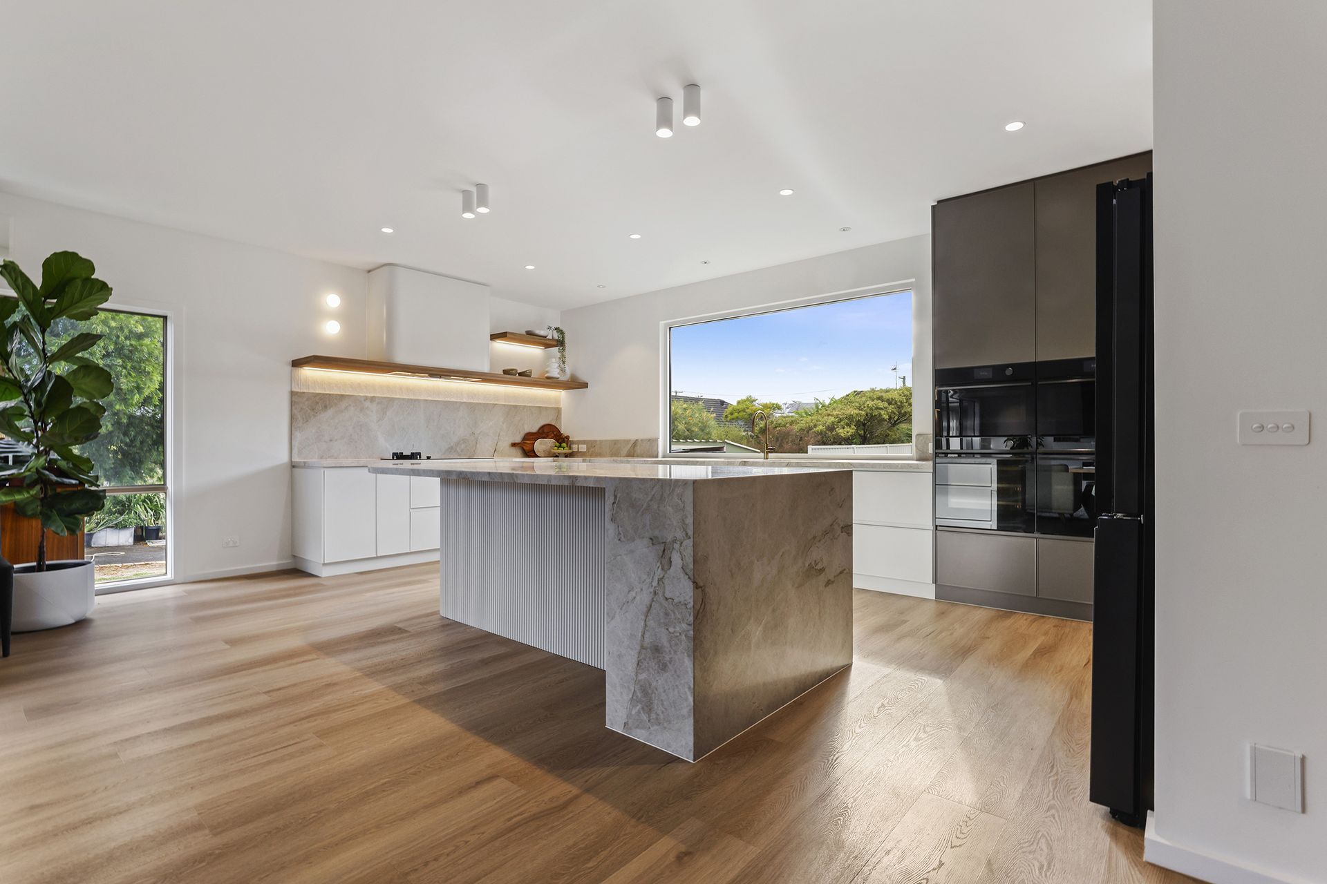 Project by Hallam Kitchens & Mitchwell Group featuring the Schweigen UM1170-9S Silent Undermount Rangehood. Photography by PBloc Media. Source publication: Kitchen & Bathrooms Magazine.