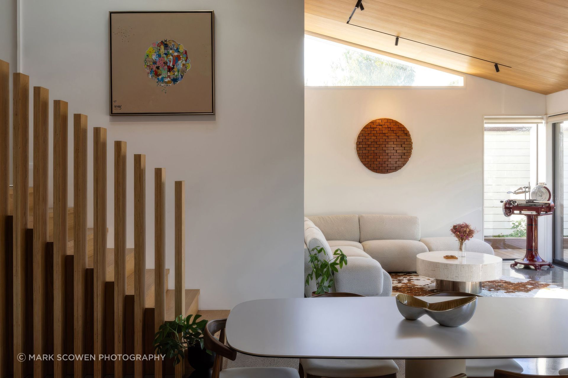 Good architecture is often measured not by what it adds, but by what it removes. At Simons House, careful planning creates a sense of ease that becomes part of everyday life.