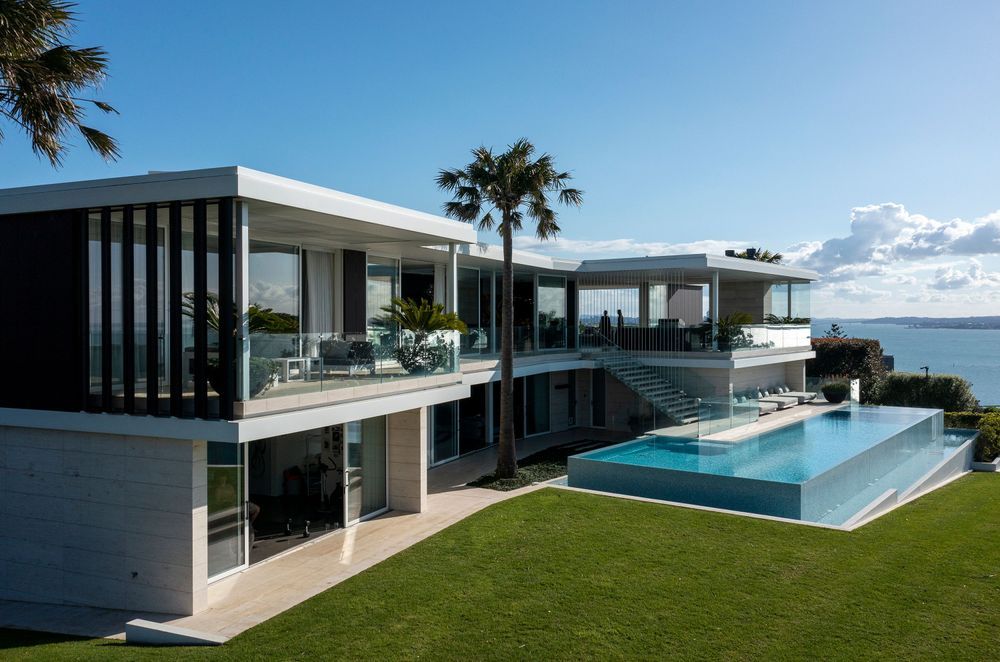 Its clean lines, futuristic design, spacious levels, indoor-outdoor flow, perched up high, with 360° views over the harbour, The Cliff Top House by Good Brothers Group Limited is a prime example of a good architect and builder working together
