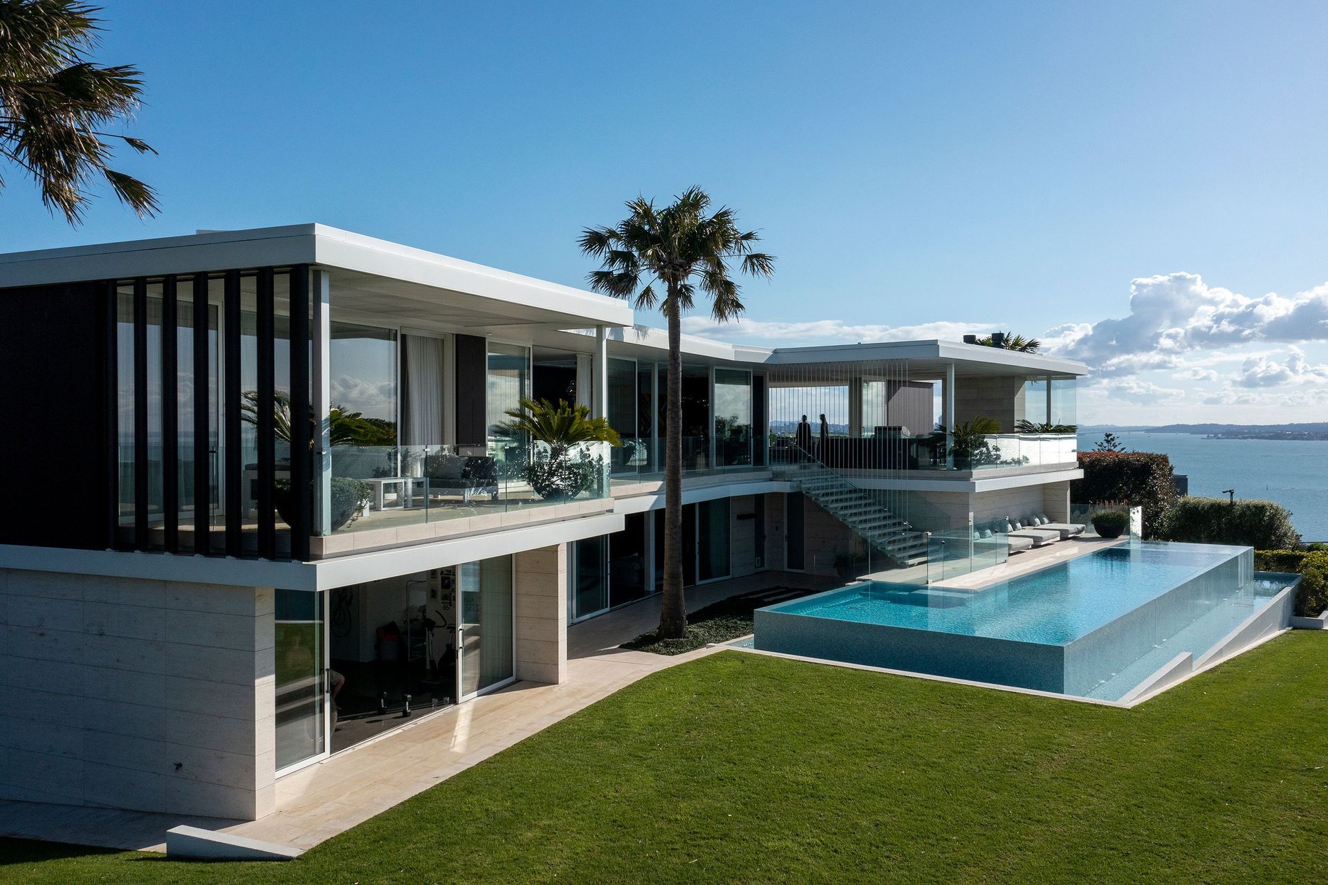 Its clean lines, futuristic design, spacious levels, indoor-outdoor flow, perched up high, with 360° views over the harbour, The Cliff Top House by Good Brothers Group Limited is a prime example of  a good architect and builder working together