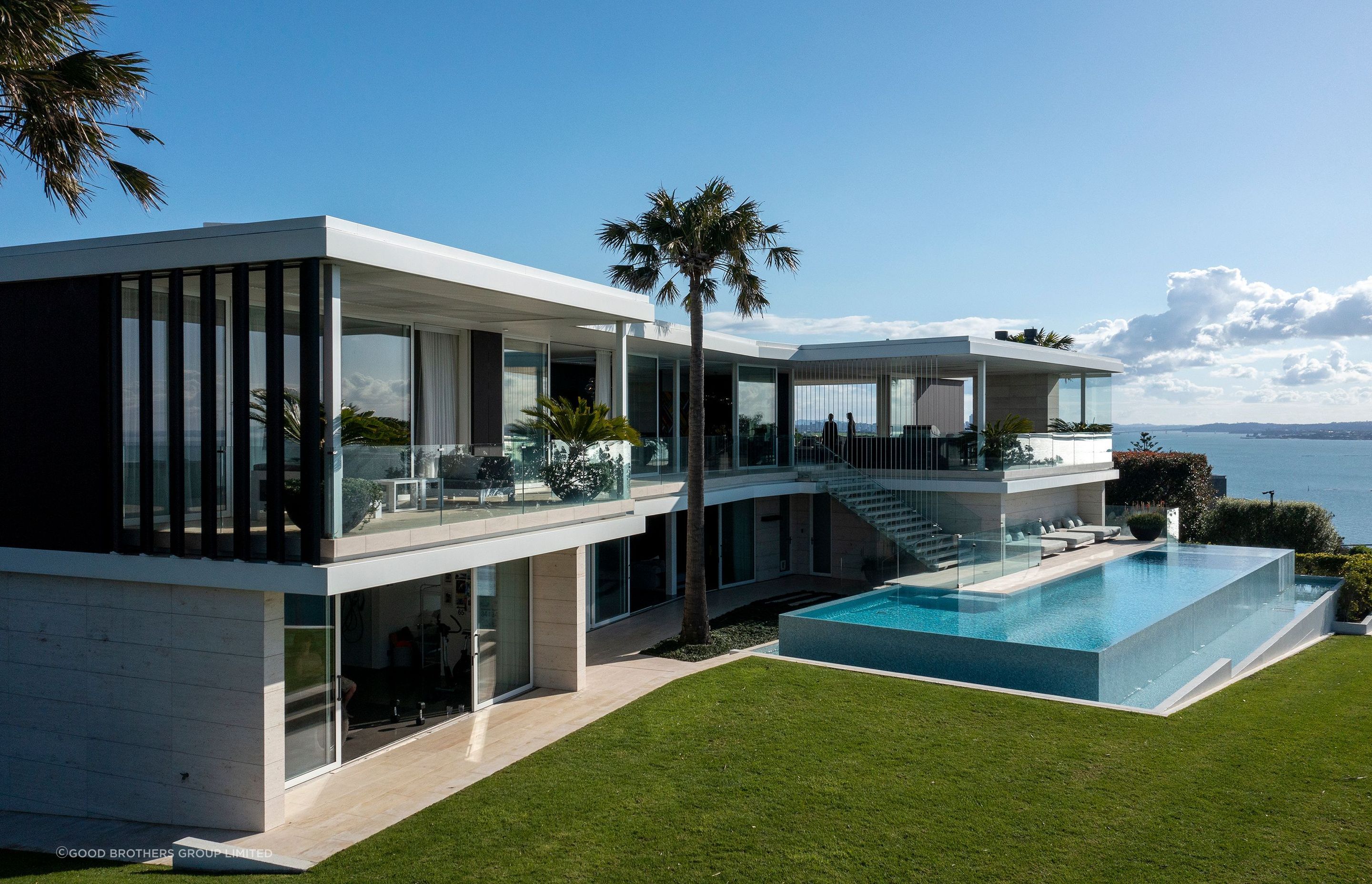 Its clean lines, futuristic design, spacious levels, indoor-outdoor flow, perched up high, with 360° views over the harbour, The Cliff Top House by Good Brothers Group Limited is a prime example of a good architect and builder working together