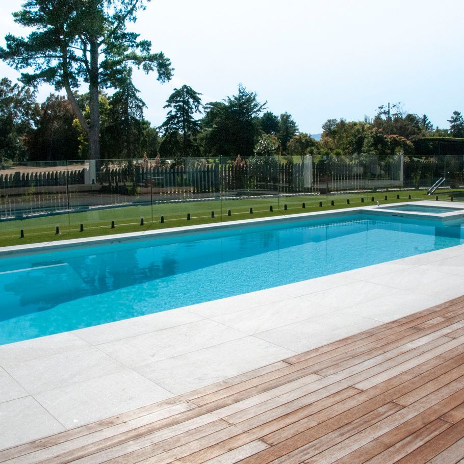 Natural stone pool coping: the ultimate guide for homeowners