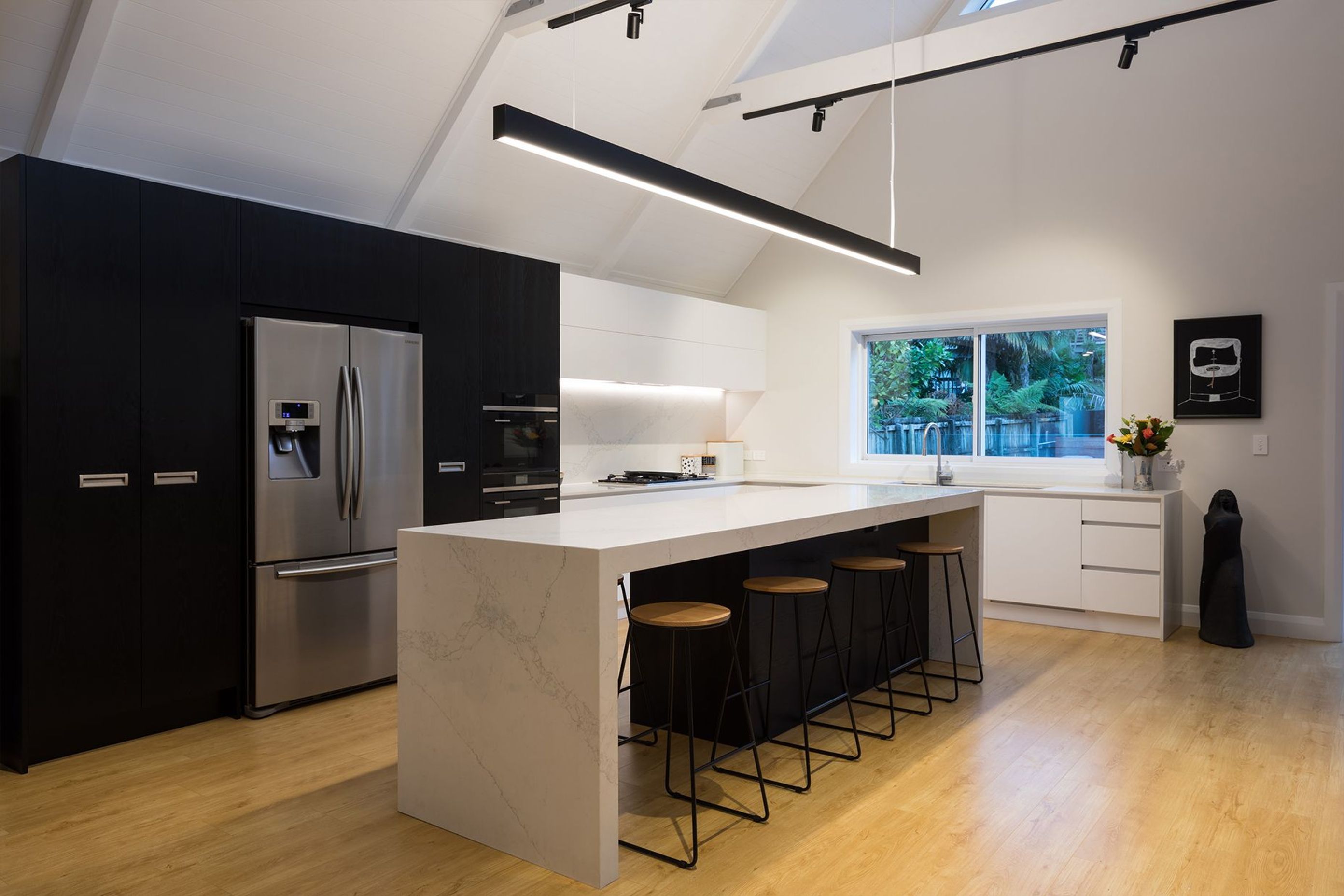 The sleek Highline 05 | 100mm Luminaire Light is perfectly utilised over this kitchen island.