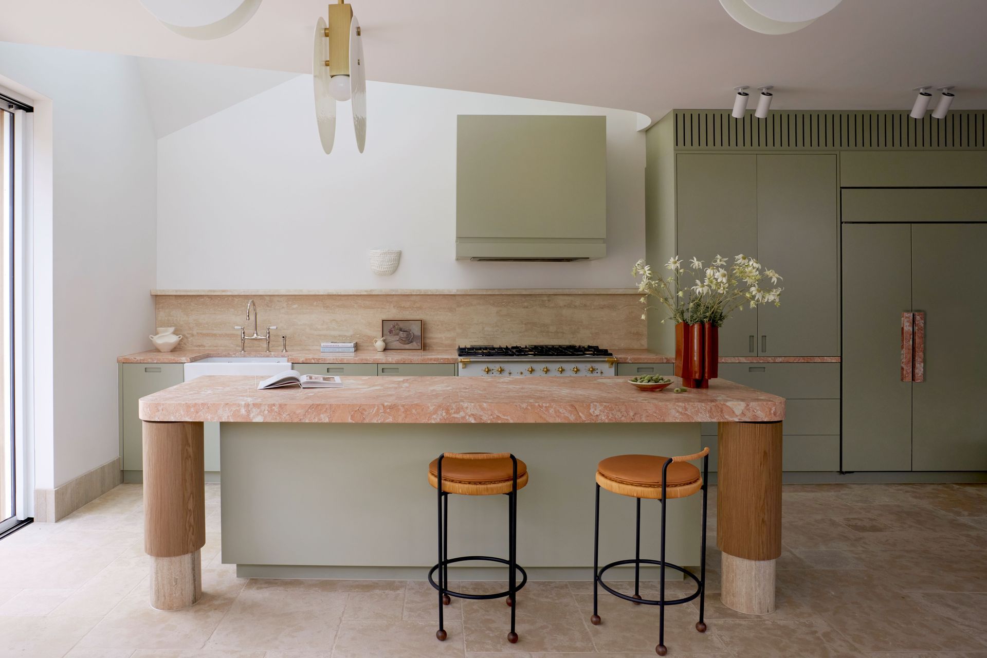 When you're building a high-end architectural home, it's crucial to engage a builder that has the skills to pull off your vision.