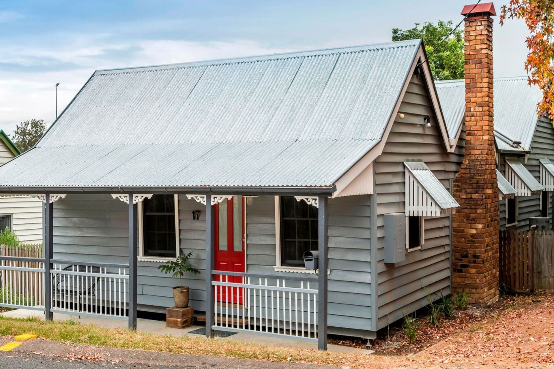 A bonnet roof, featuring a secondary, extended lower slope that seems to gently 'kick-out' past the house walls, offers the charm of additional outdoor shade, perfect for those lazy summer afternoons. Featured project: LEN