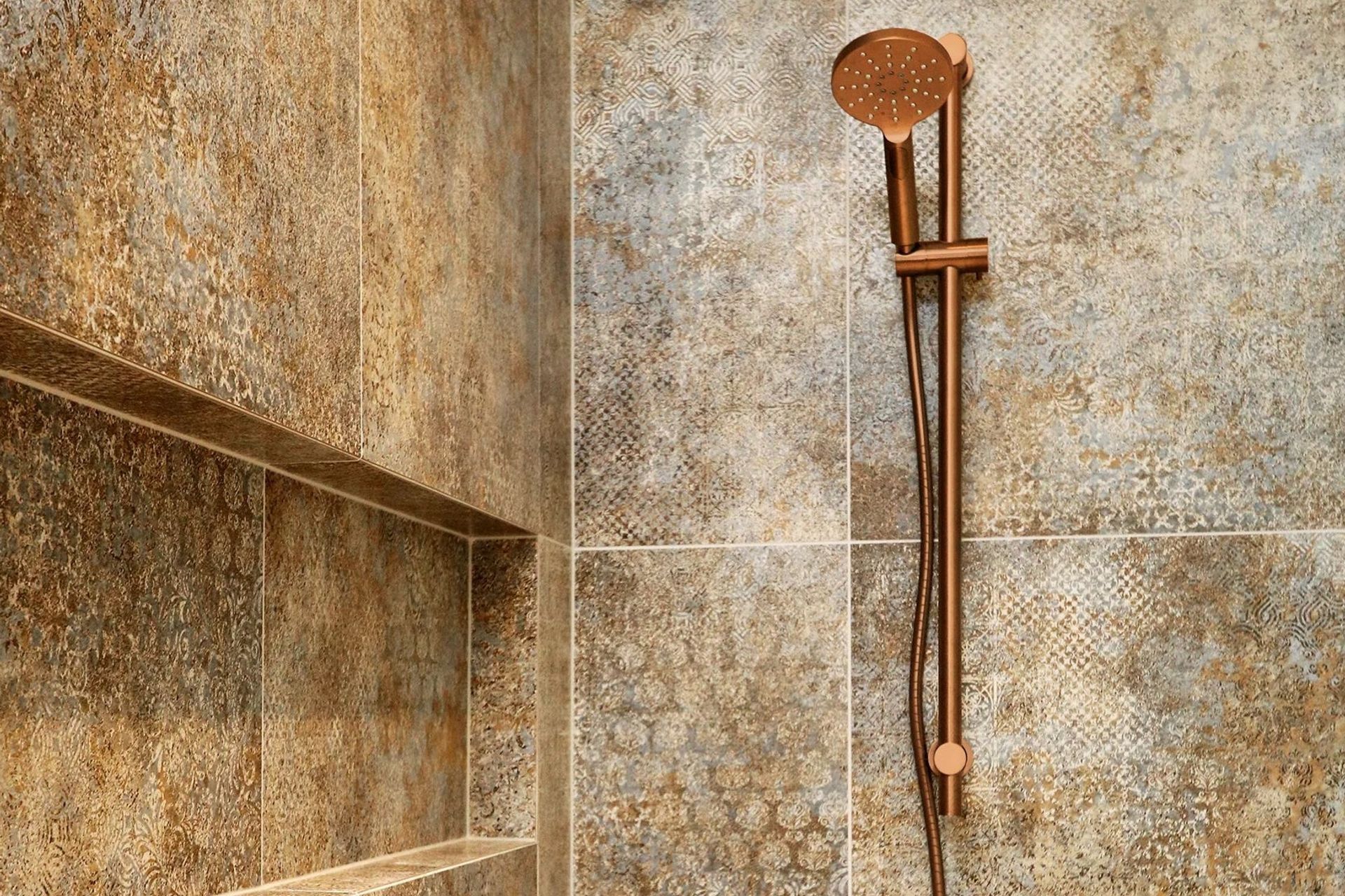 The Code Dusk Round Shower Rail comes with a multi-function handpiece for even greater versatility.