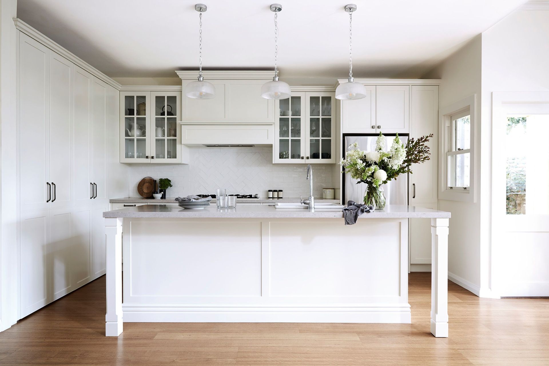 The glass front cabinets in this beautiful Seaforth Project kitchen add to the openness and elegance of the space. | Photography: Amanda Prior
