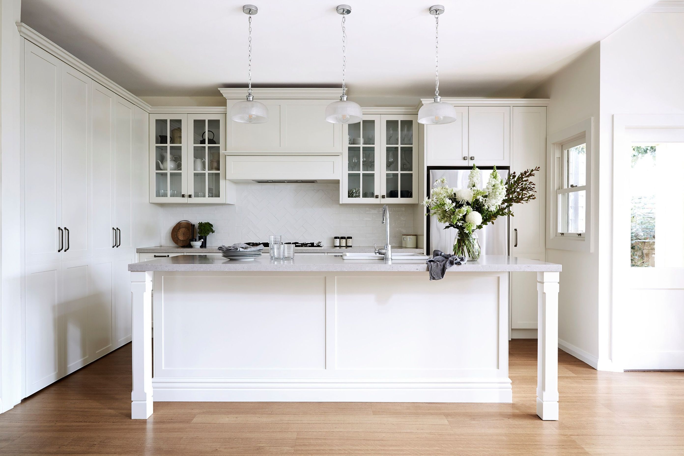 The glass front cabinets in this beautiful Seaforth Project kitchen add to the openness and elegance of the space. | Photography: Amanda Prior
