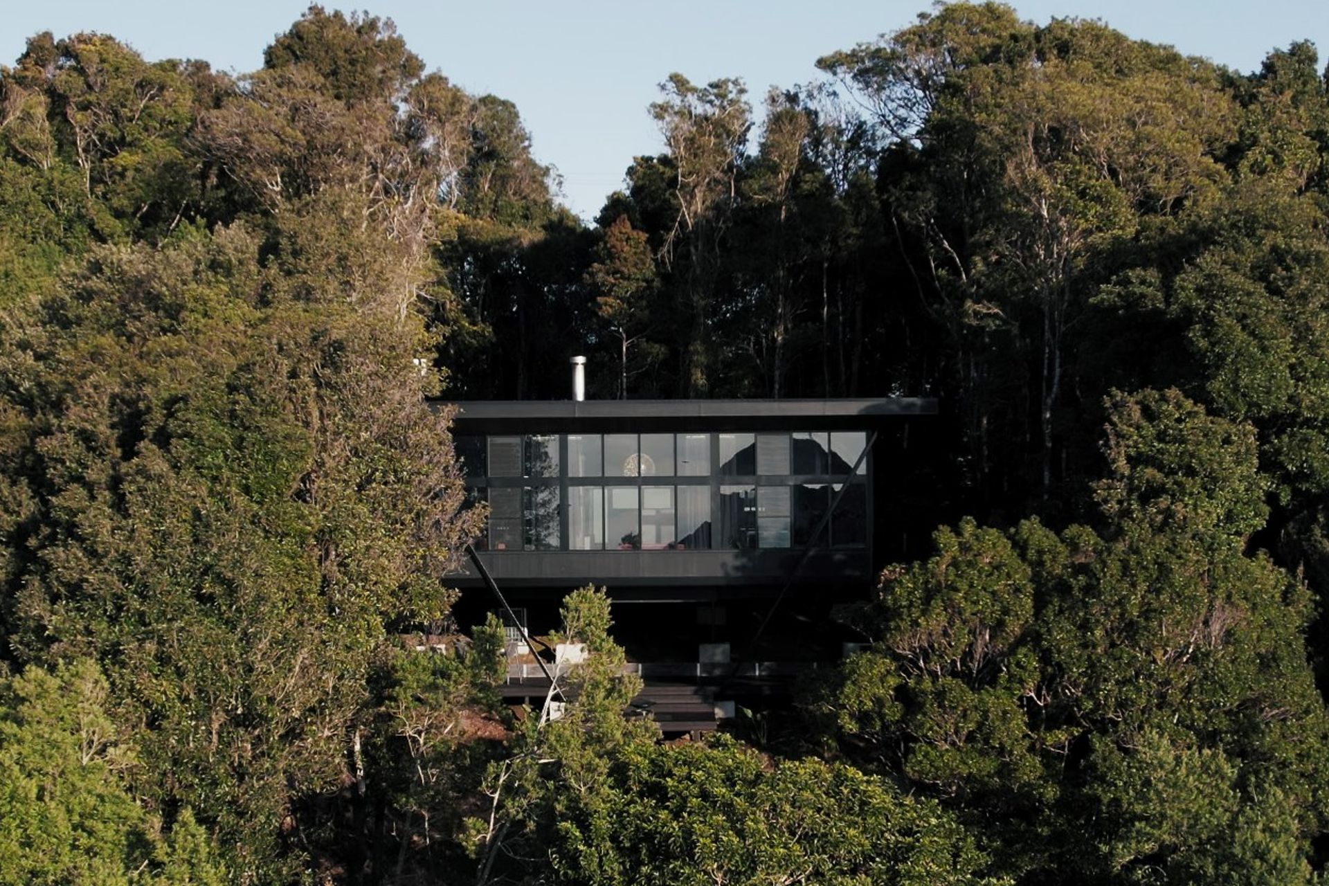 The Cloudview Springbrook, a remotely located rainforest retreat by Paul Uhlmann Architects. | Photography: Nikolas Strugar