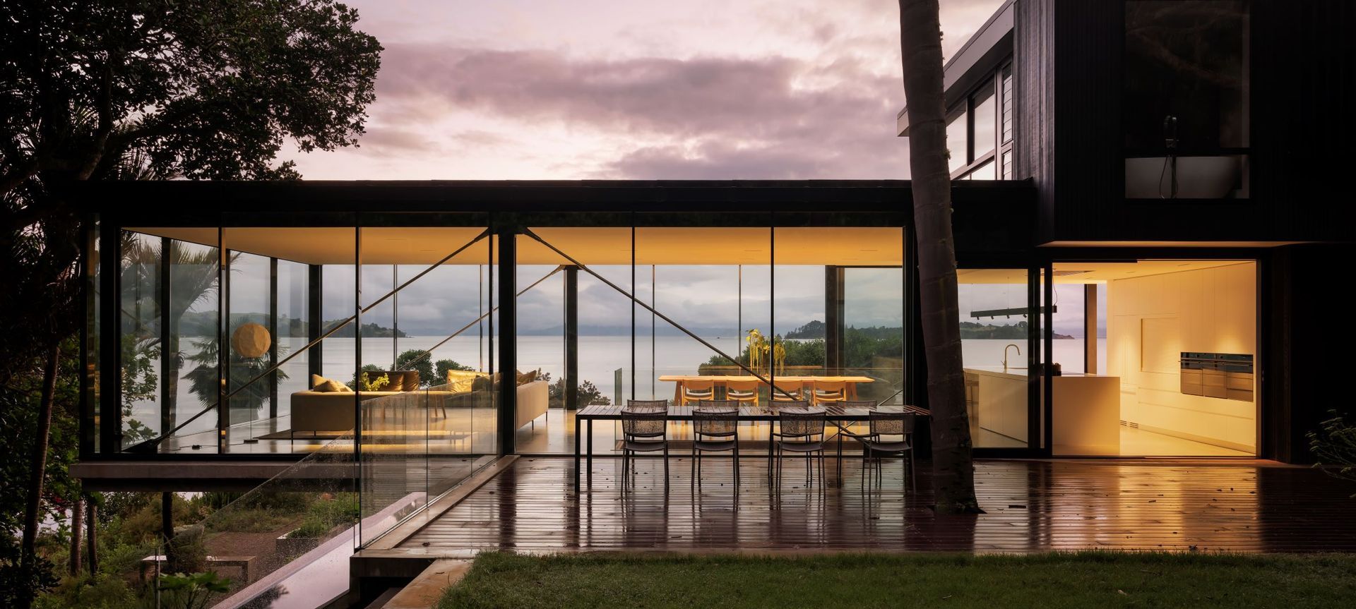 Glass by Design delivered the stunning frameless glass for this Cowes Bay, Waiheke project.