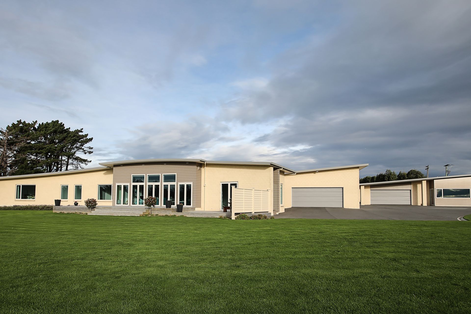 An important part of the design was for the curved roof to mimic the curves and undulations of the Southland landscape.