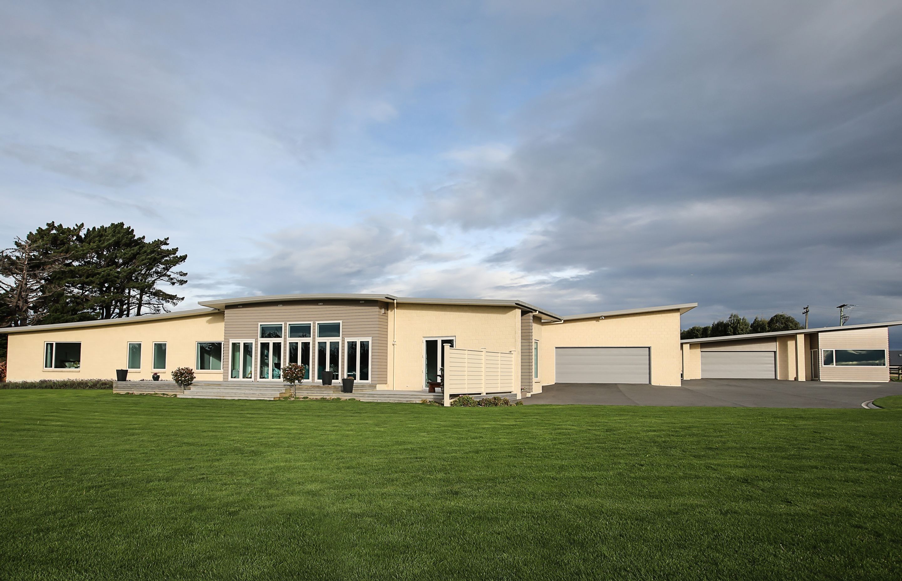 An important part of the design was for the curved roof to mimic the curves and undulations of the Southland landscape.