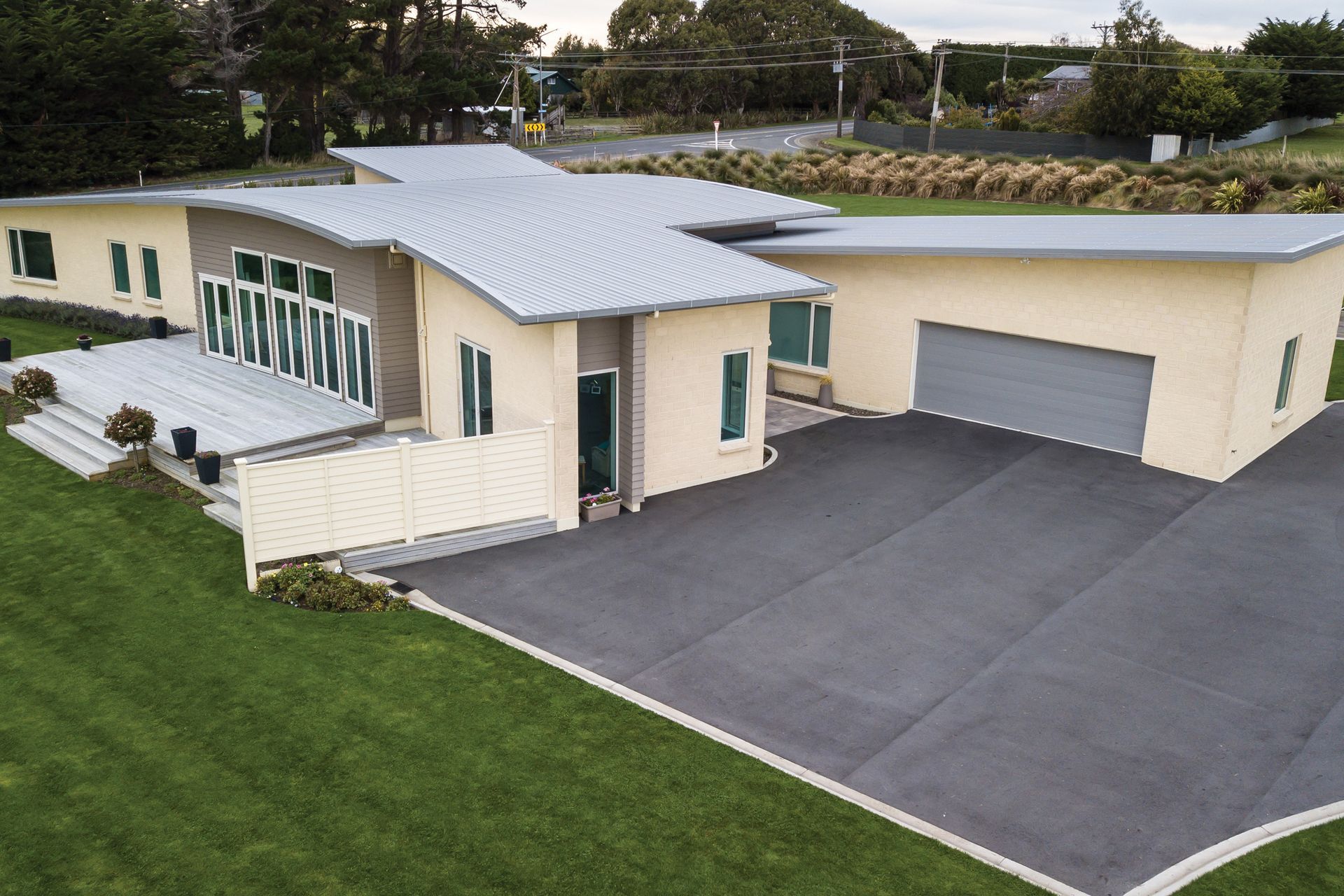 The client’s brief also had a requirement for conservative treatment of both internal and external moisture management and the central tapered section of the home works perfectly to eliminate the requirement for internal gutters.