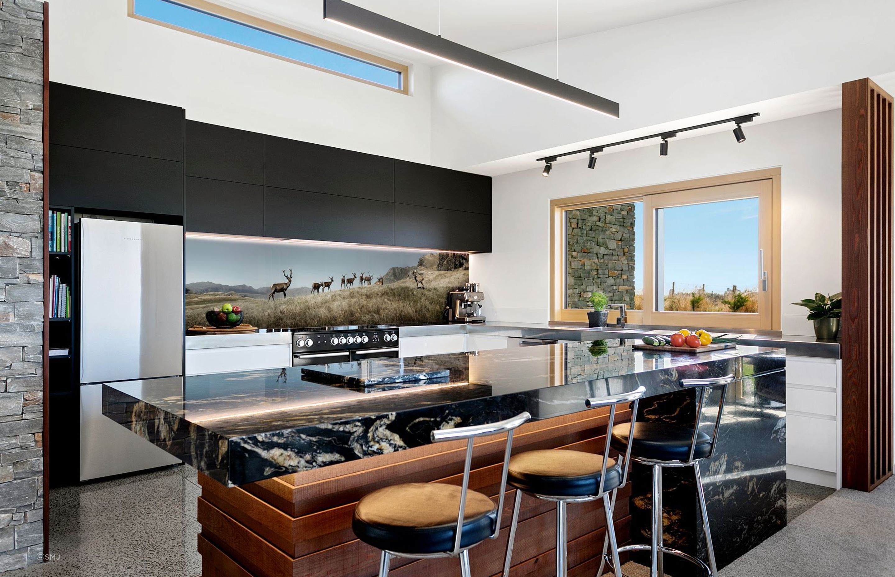 A stunning splashback that reflects its equally stunning surroundings in the Whakaipo Valley.
