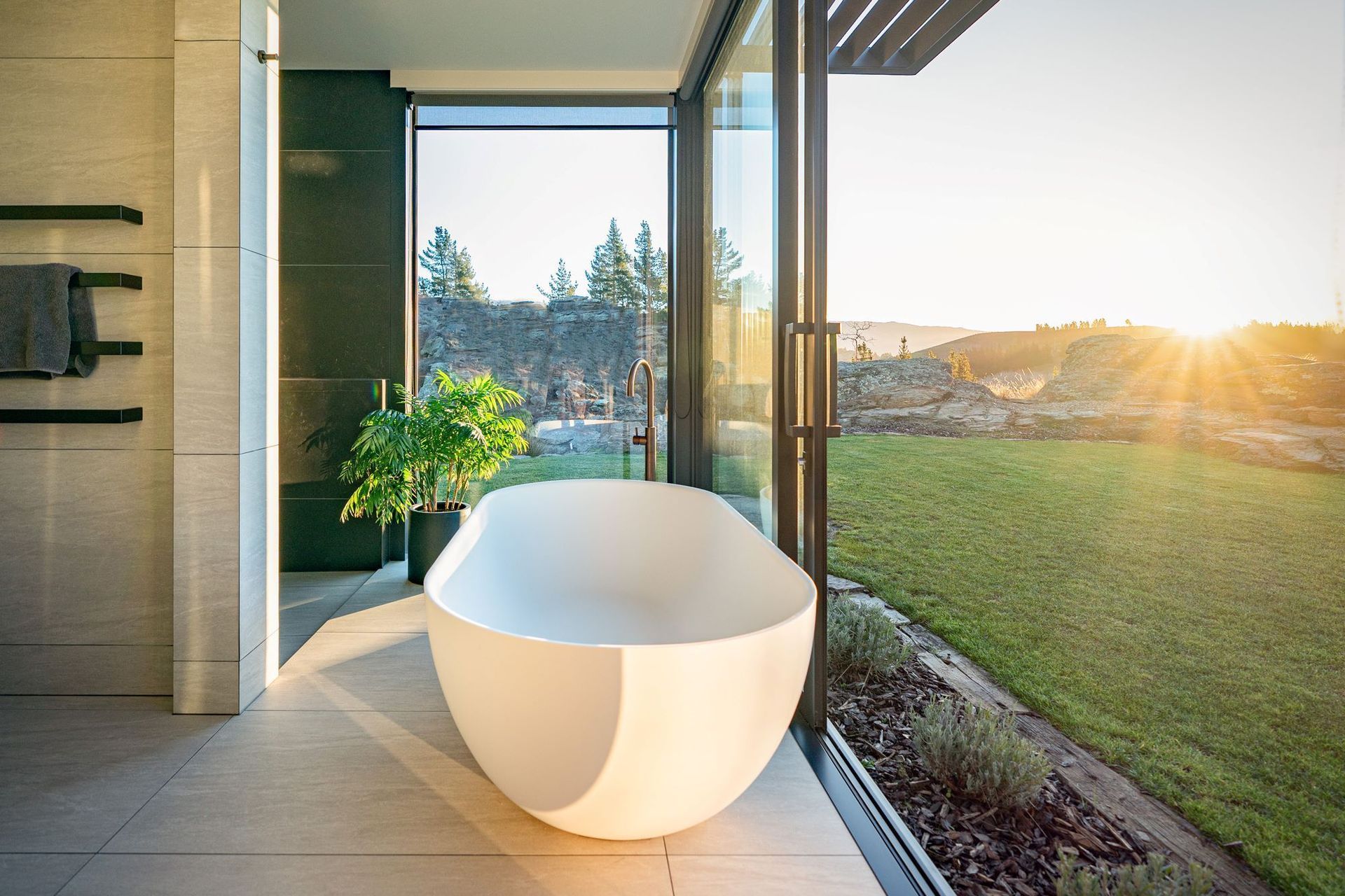 Sliding doors allow the crisp alpine air to breeze through the exquisite bathroom of the Earnscleugh Ridge Retreat — Photography: Larkin Photography