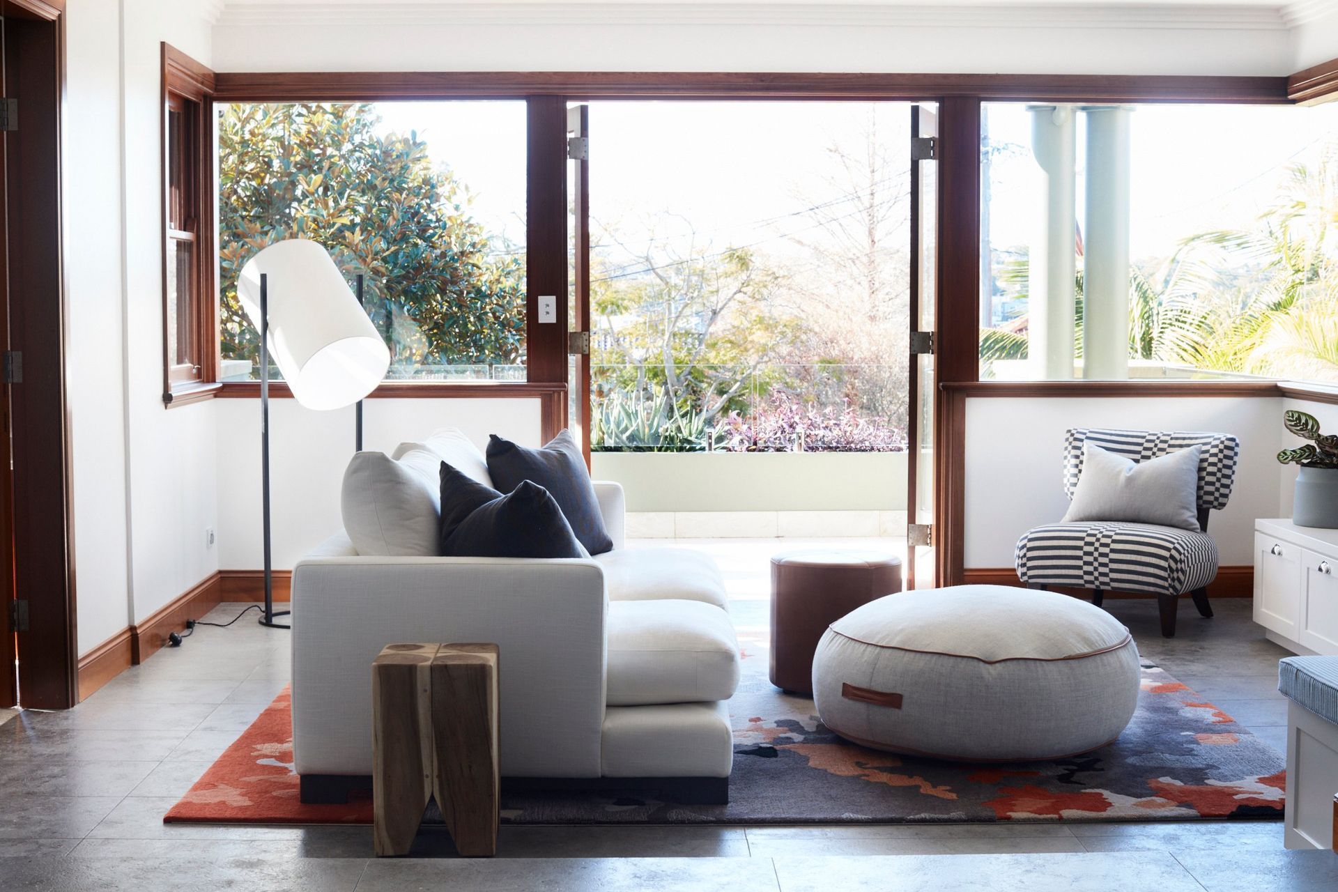 A transitional rug adding a spark of colour to this living space.