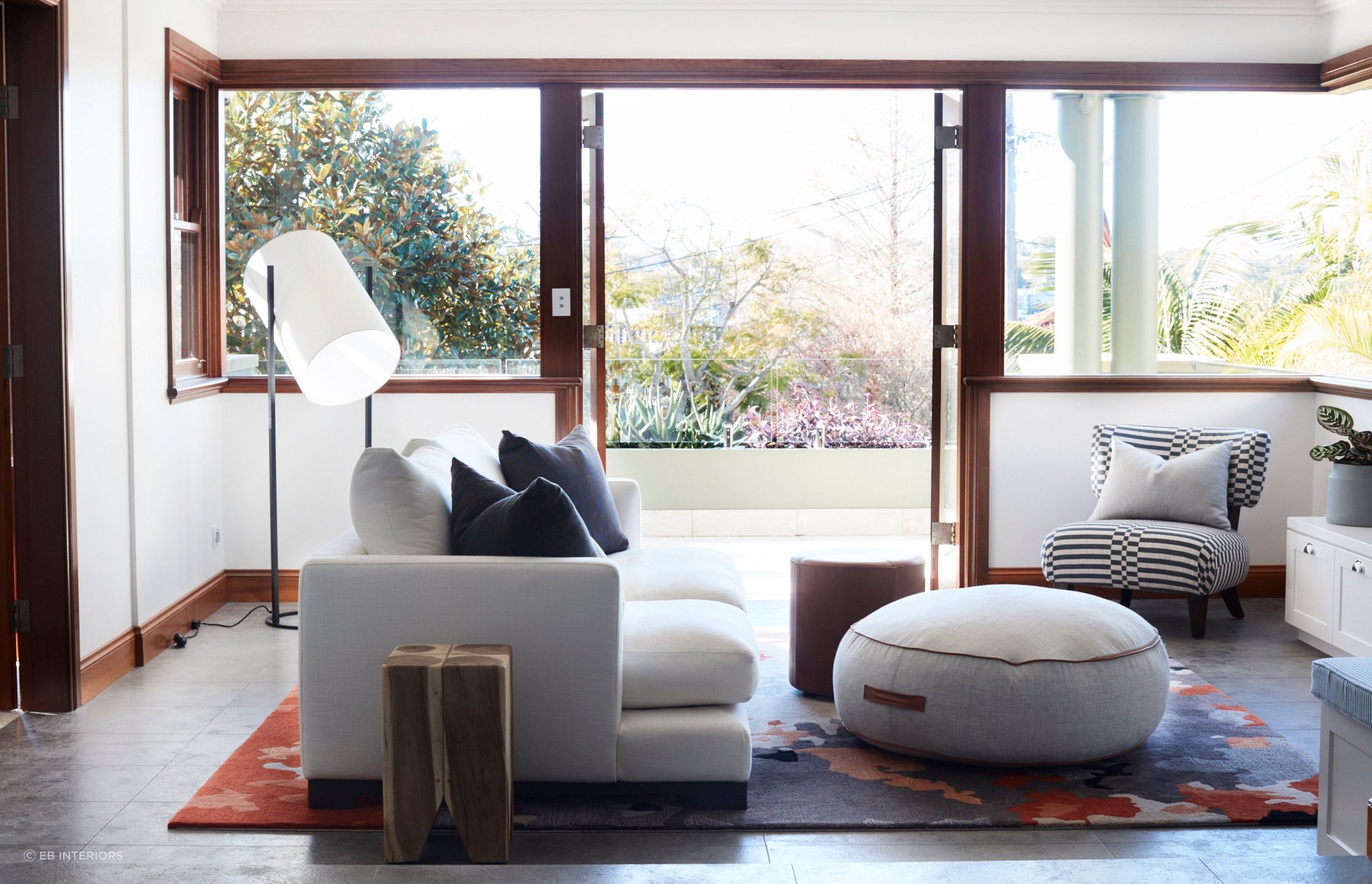 A transitional rug adding a spark of colour to this living space.