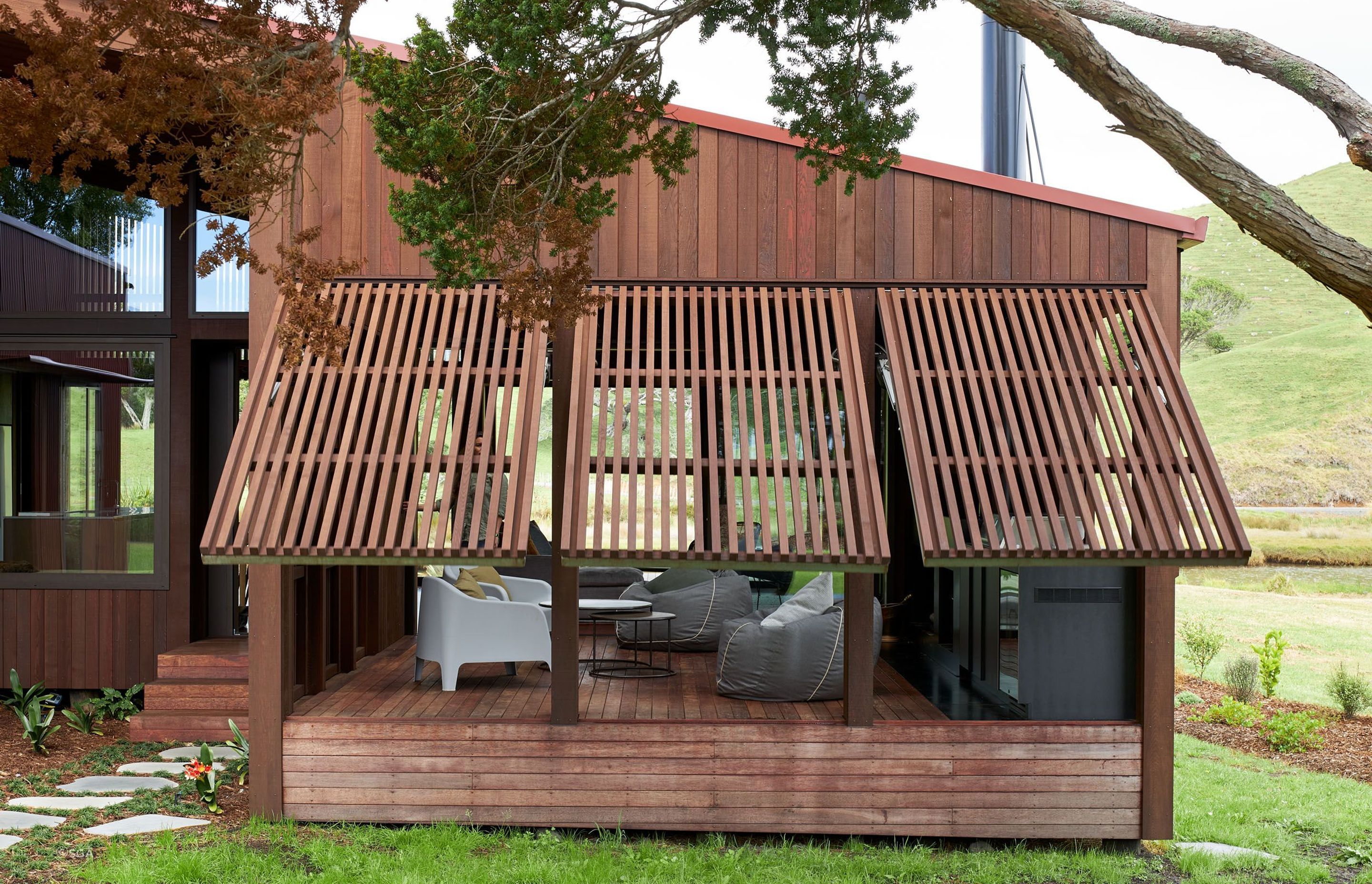 These sublime electronic actuator screens complement this Waipapa family home perfectly. | Photography: Simon Wilson