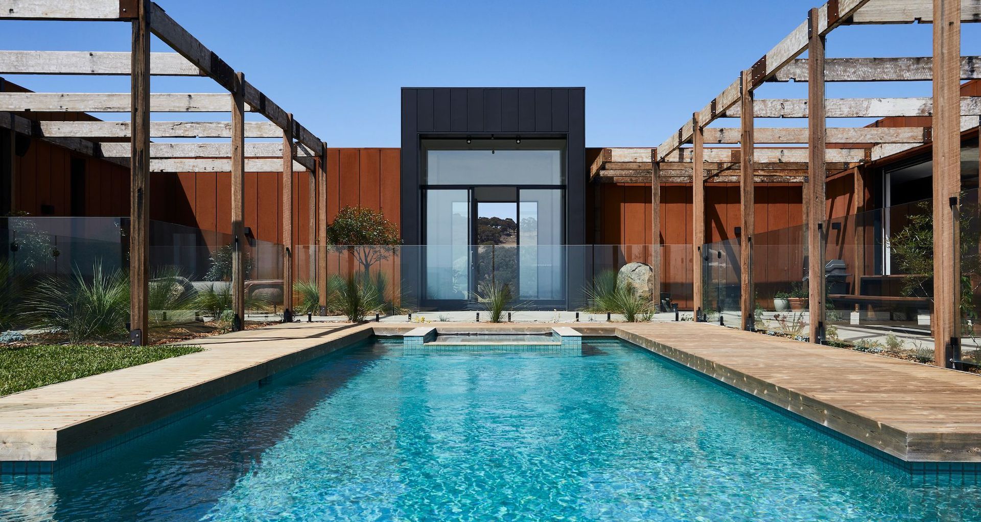 Euroa House is an astonishing design by Robert Harwood Architects that harmonises the coexistence of nature and architecture