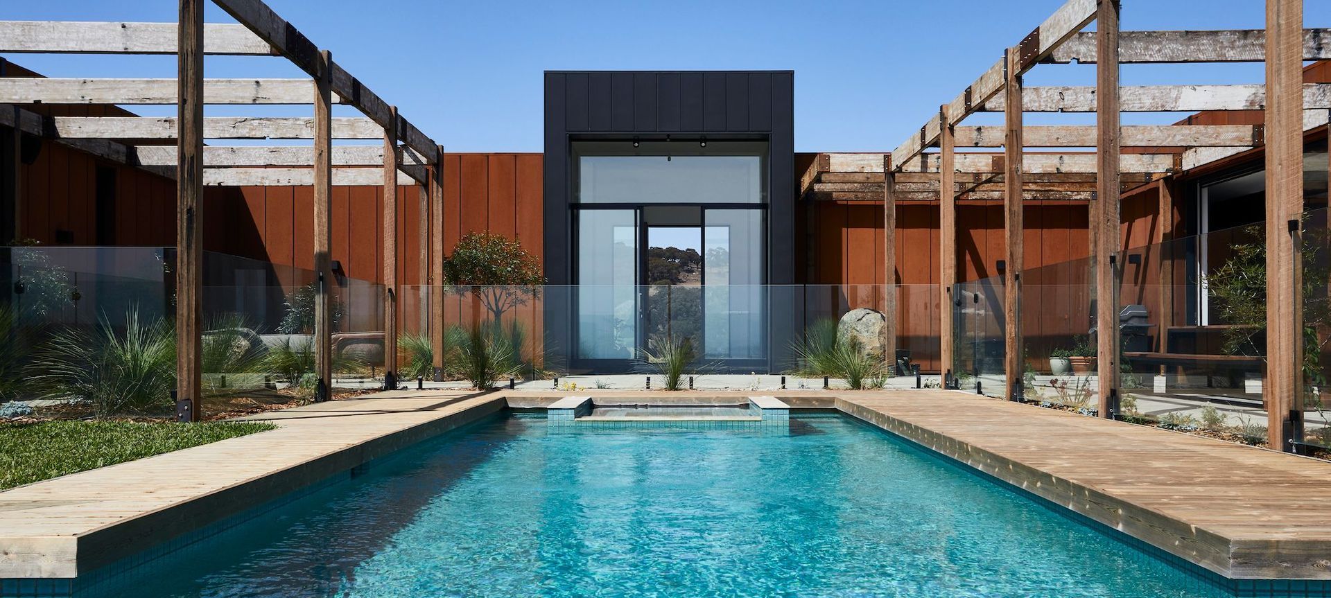Euroa House is an astonishing design by Robert Harwood Architects that harmonises the coexistence of nature and architecture