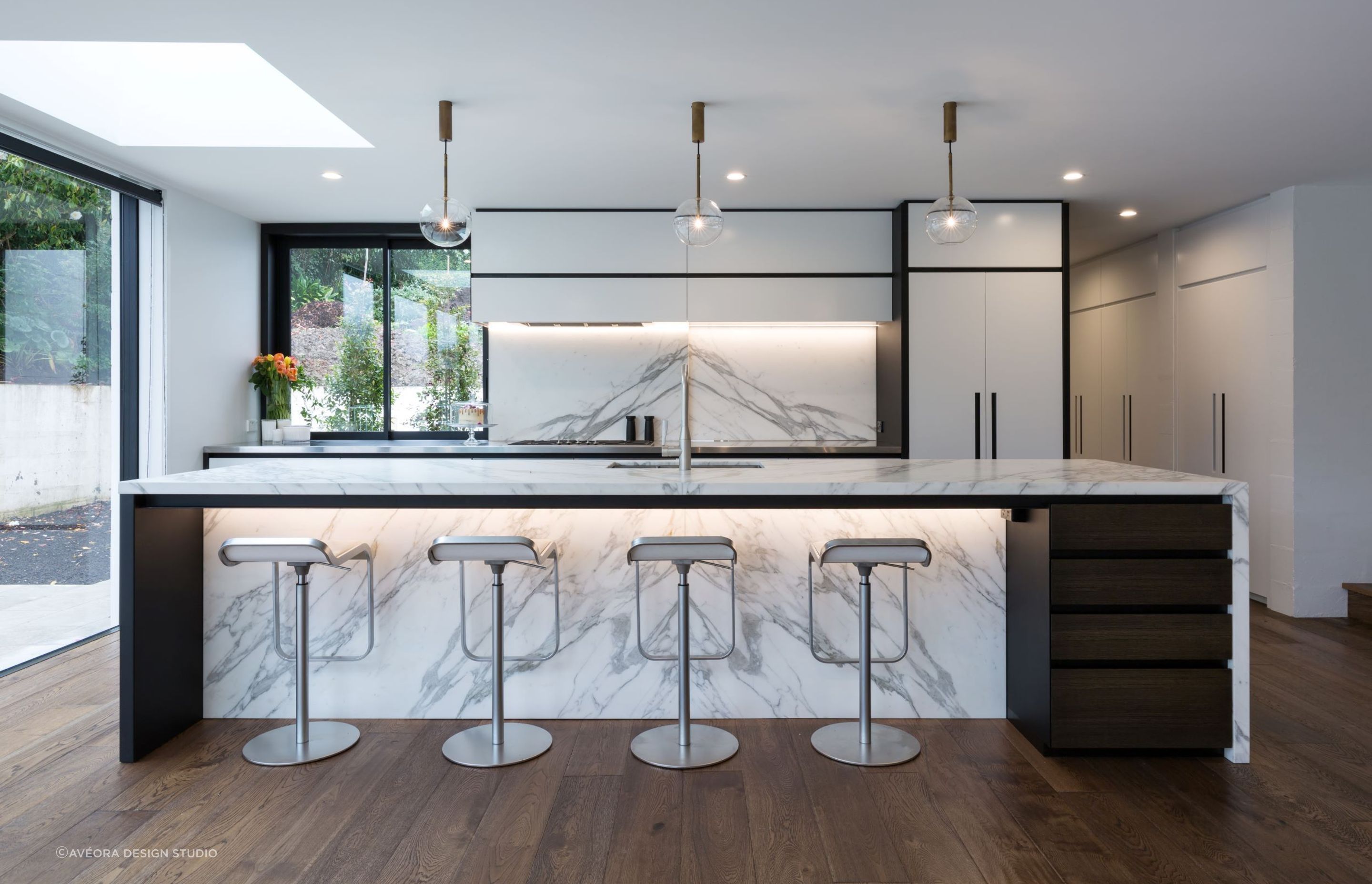 A 1970's kitchen renovation using a divine approach to its use of marble through kitchen island and splashback — Photography: Mark Scowen Photography