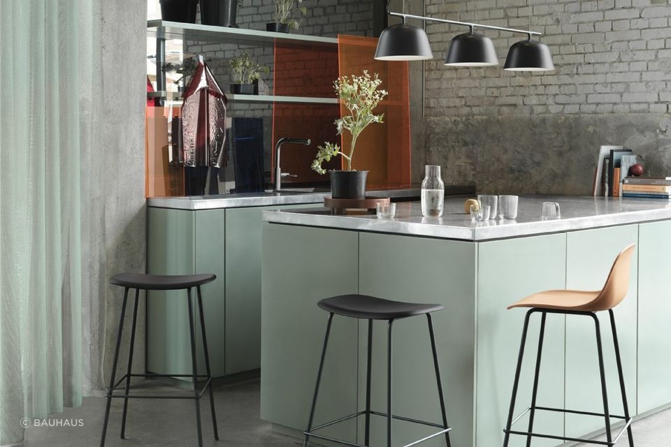 The sophisticated Fiber Bar stool, available in two different heights and with or without a backrest.