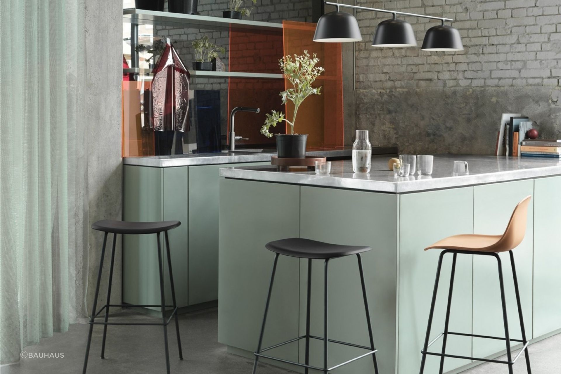 The sophisticated Fiber Bar stool, available in two different heights and with or without a backrest.
