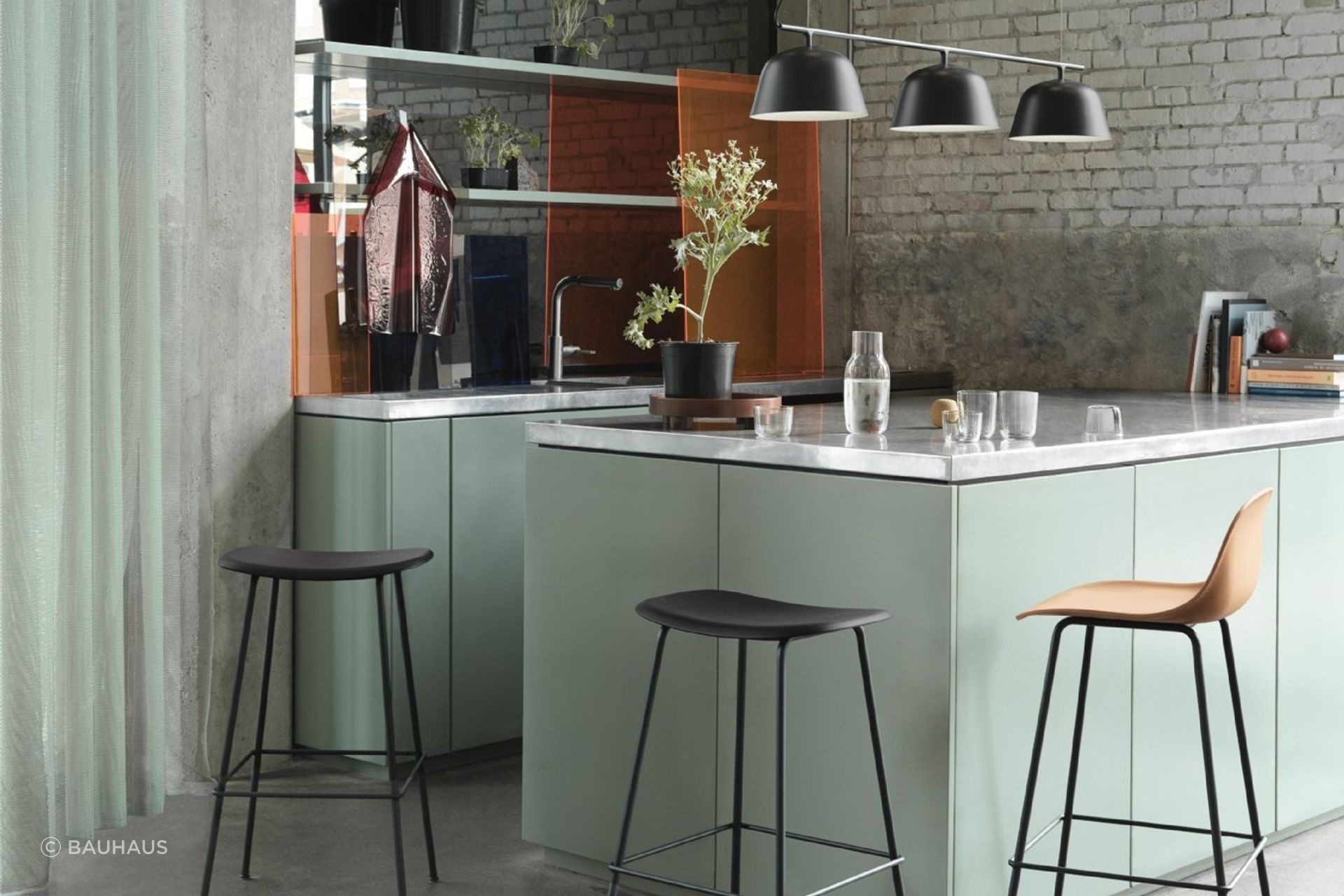 The sophisticated Fiber Bar stool, available in two different heights and with or without a backrest.