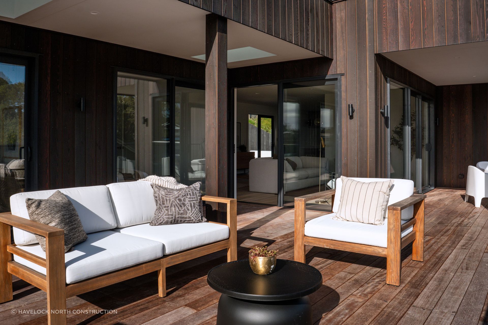 Havelock North Construction created the ultimate outdoor living space in this Hawke's Bay new build, seamlessly integrating interior and exterior spaces.