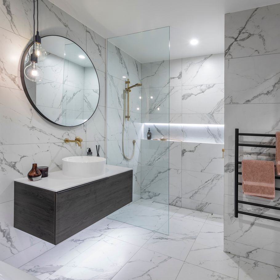 Bring style and flair into your bathroom with the latest creative glass trends