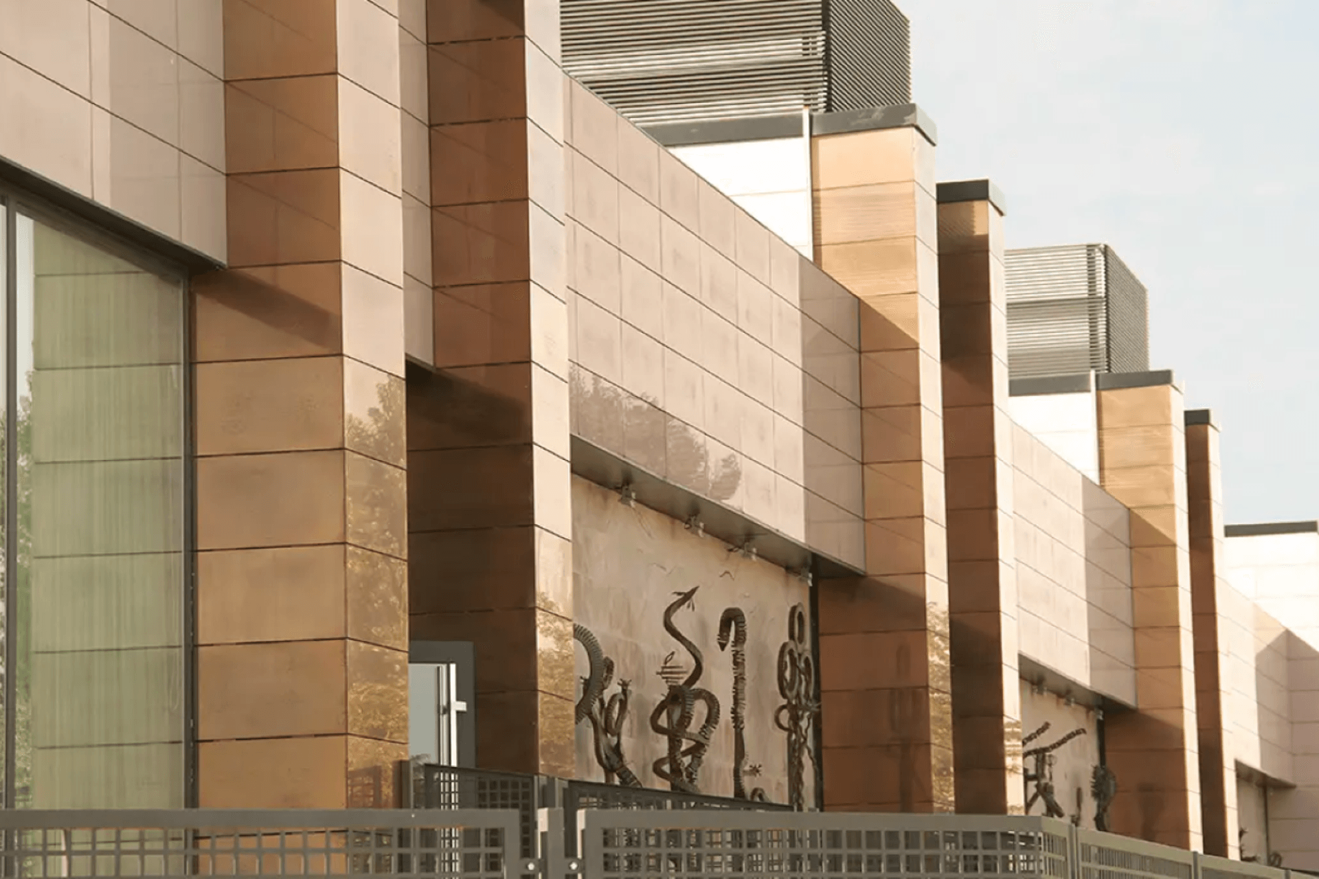 Frontek porcelain panels are available in different sizes, textures and colours to give each facade a unique and original design.