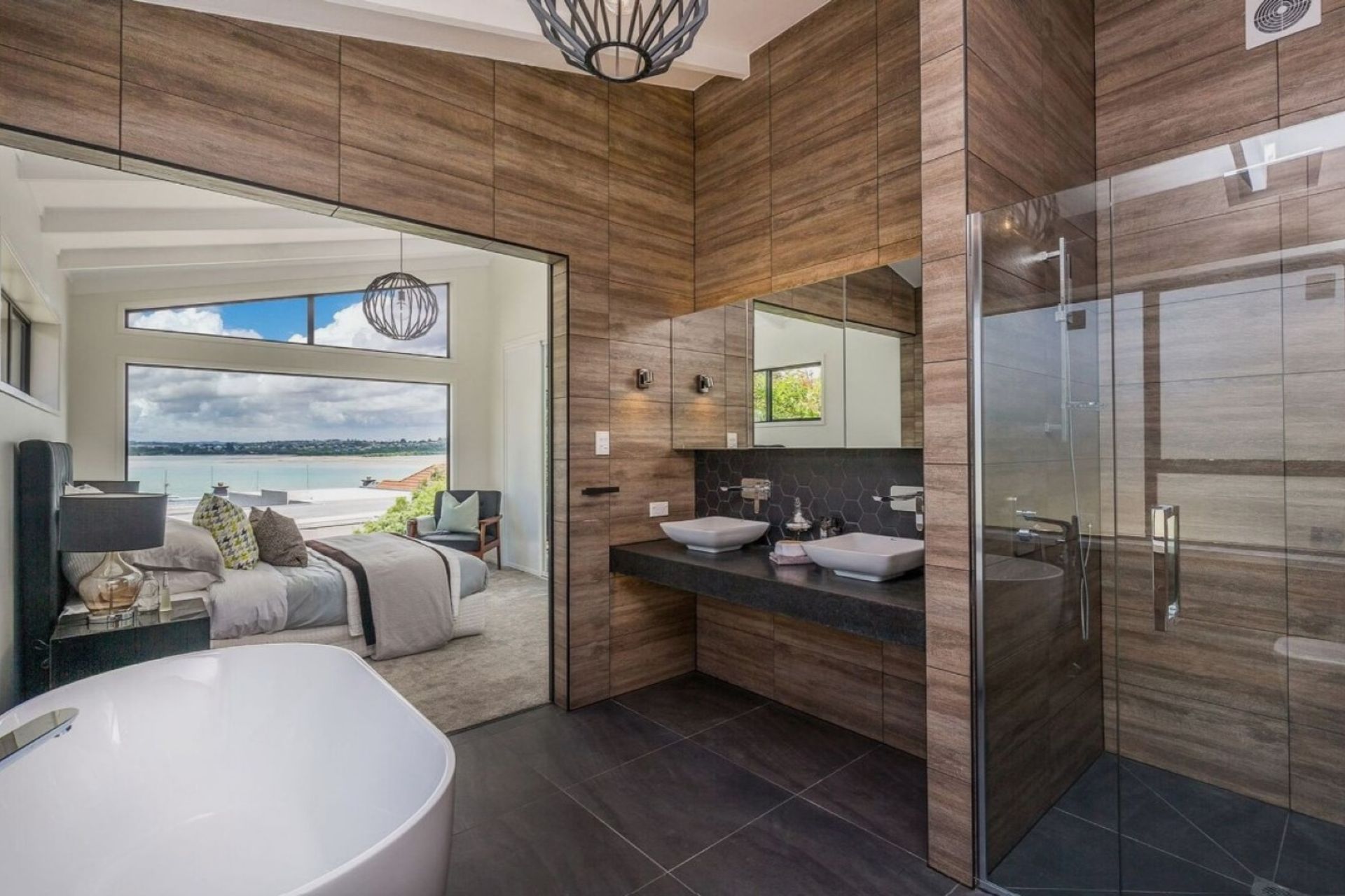The large format Heartwood Floor Tiles help increase the sense of space in this stylish ensuite.