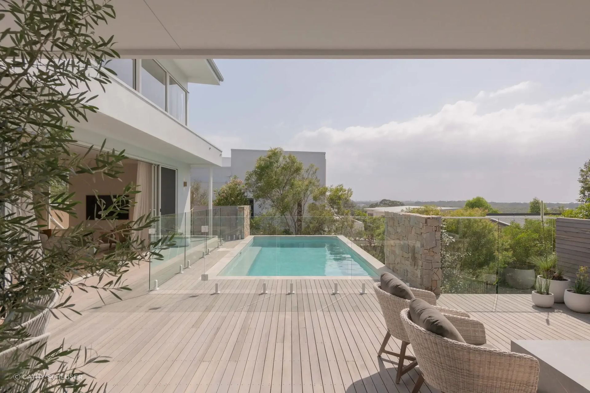 Perched on a sloping block overlooking the Peregian coastline, Bronzewing House by Hive Architecture looks to capture the stunning surrounding nature and bring this into the living spaces within the home.