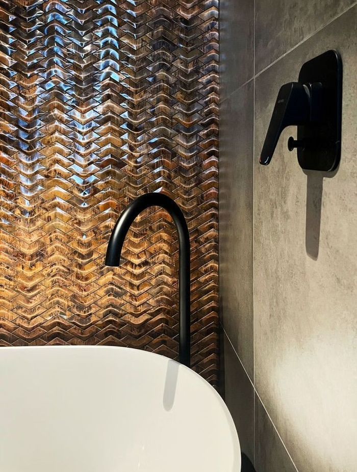 A copper partition adds warmth and an air of luxury to the bathroom.
