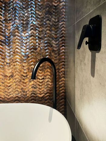 A copper partition adds warmth and an air of luxury to the bathroom.