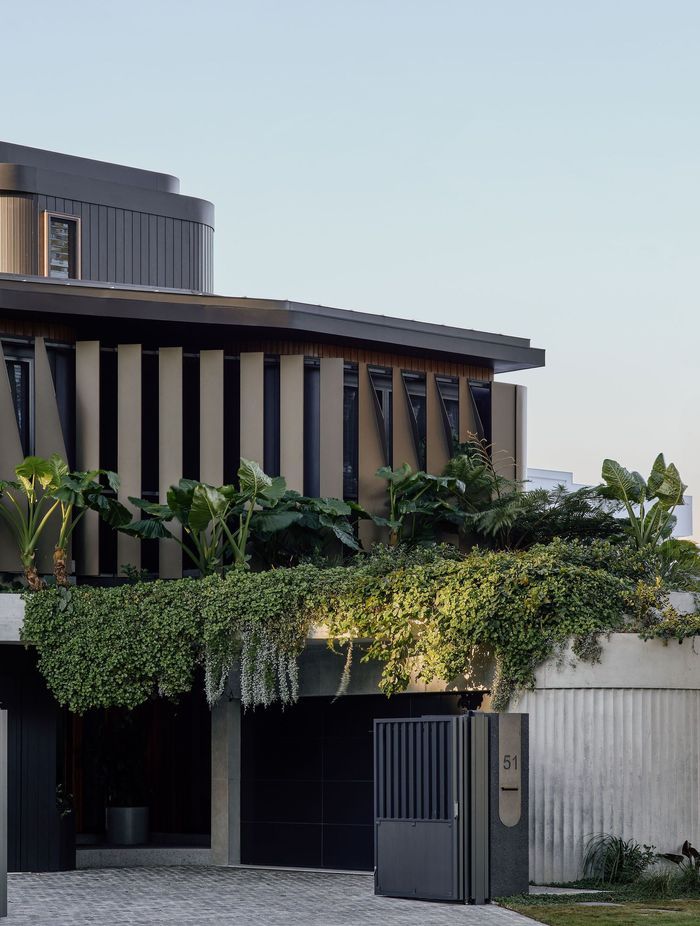 Integrating architecture with planting blurs the boundaries between the built environment and nature. Photography: Andy Macpherson Studio
