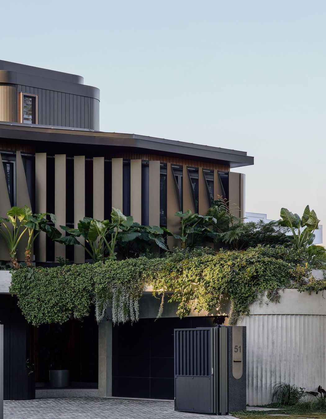 Integrating architecture with planting blurs the boundaries between the built environment and nature. Photography: Andy Macpherson Studio