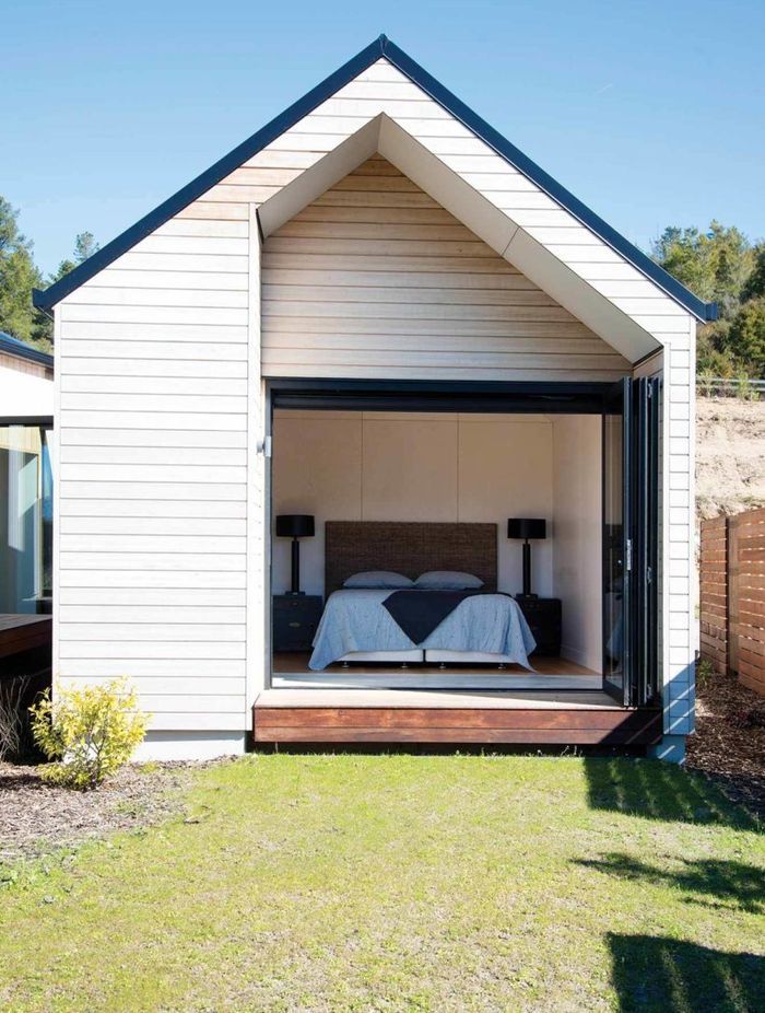 Weatherboard timber cladding is well suited to the harsh Aussie sunlight