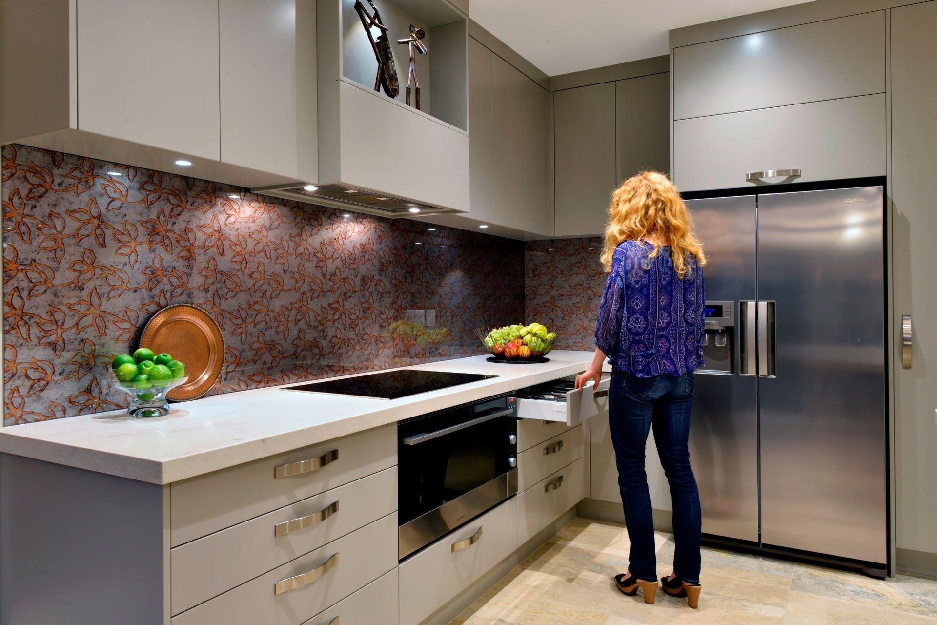 Botanical patterns on this printed glass splashback creates welcoming vibes in this classy kitchen in Kumeu.